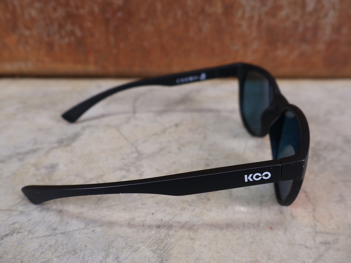 Brillen von Koo, KOO COSMO BRILLE – SCHWARZ MATT / RED MIRROR – RED BULL – BORA – HANSGROHE EDITION vor USEDBIKES - OB.DE Hintergrund