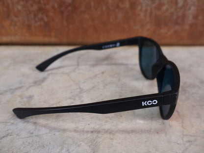 Brillen von Koo, KOO COSMO BRILLE – SCHWARZ MATT / RED MIRROR – RED BULL – BORA – HANSGROHE EDITION vor USEDBIKES - OB.DE Hintergrund