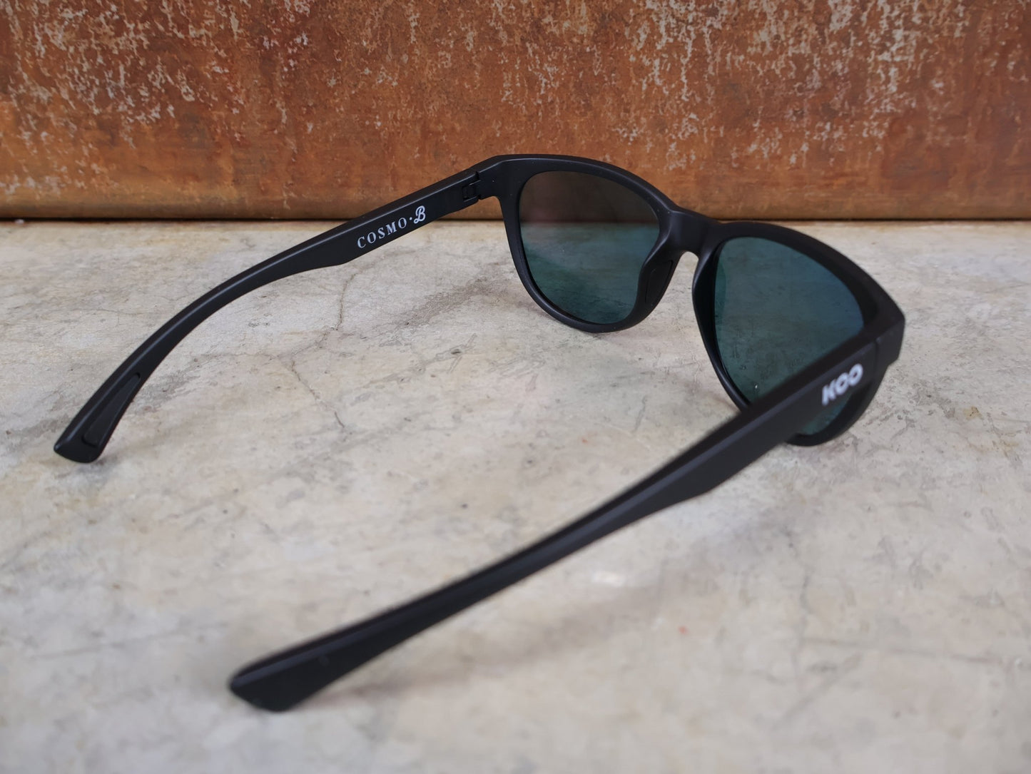 Brillen von Koo, KOO COSMO BRILLE – SCHWARZ MATT / RED MIRROR – RED BULL – BORA – HANSGROHE EDITION vor USEDBIKES - OB.DE Hintergrund