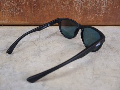 Brillen von Koo, KOO COSMO BRILLE – SCHWARZ MATT / RED MIRROR – RED BULL – BORA – HANSGROHE EDITION vor USEDBIKES - OB.DE Hintergrund