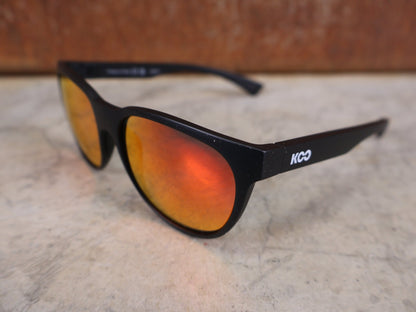 Brillen von Koo, KOO COSMO BRILLE – SCHWARZ MATT / RED MIRROR – RED BULL – BORA – HANSGROHE EDITION vor USEDBIKES - OB.DE Hintergrund