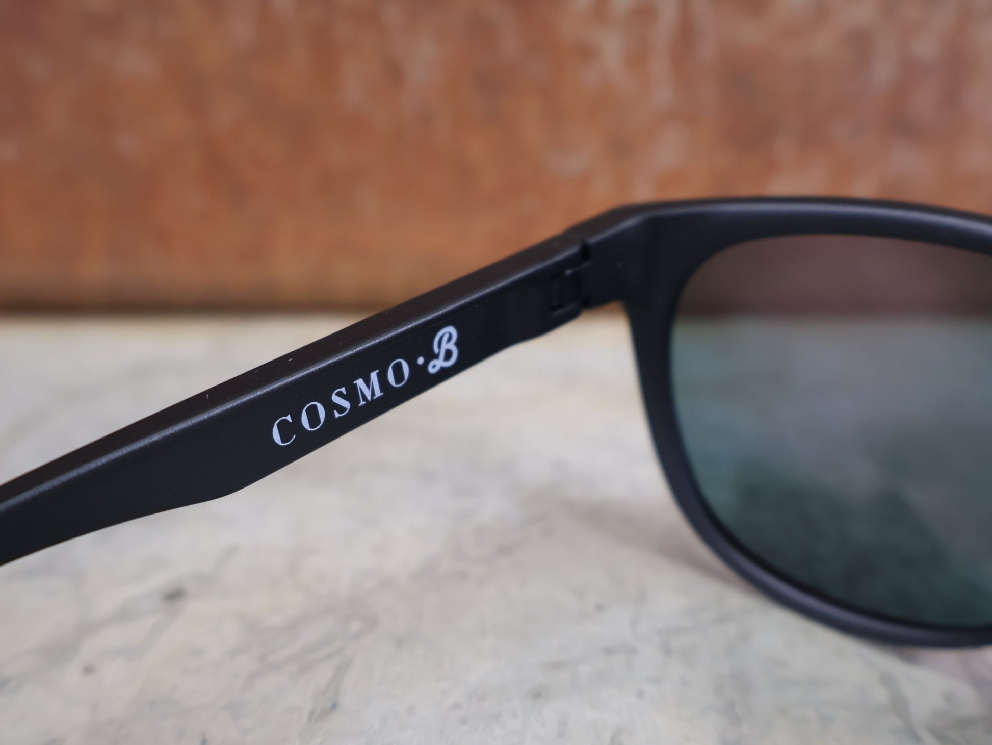 Brillen von Koo, KOO COSMO BRILLE – SCHWARZ MATT / RED MIRROR – RED BULL – BORA – HANSGROHE EDITION vor USEDBIKES - OB.DE Hintergrund