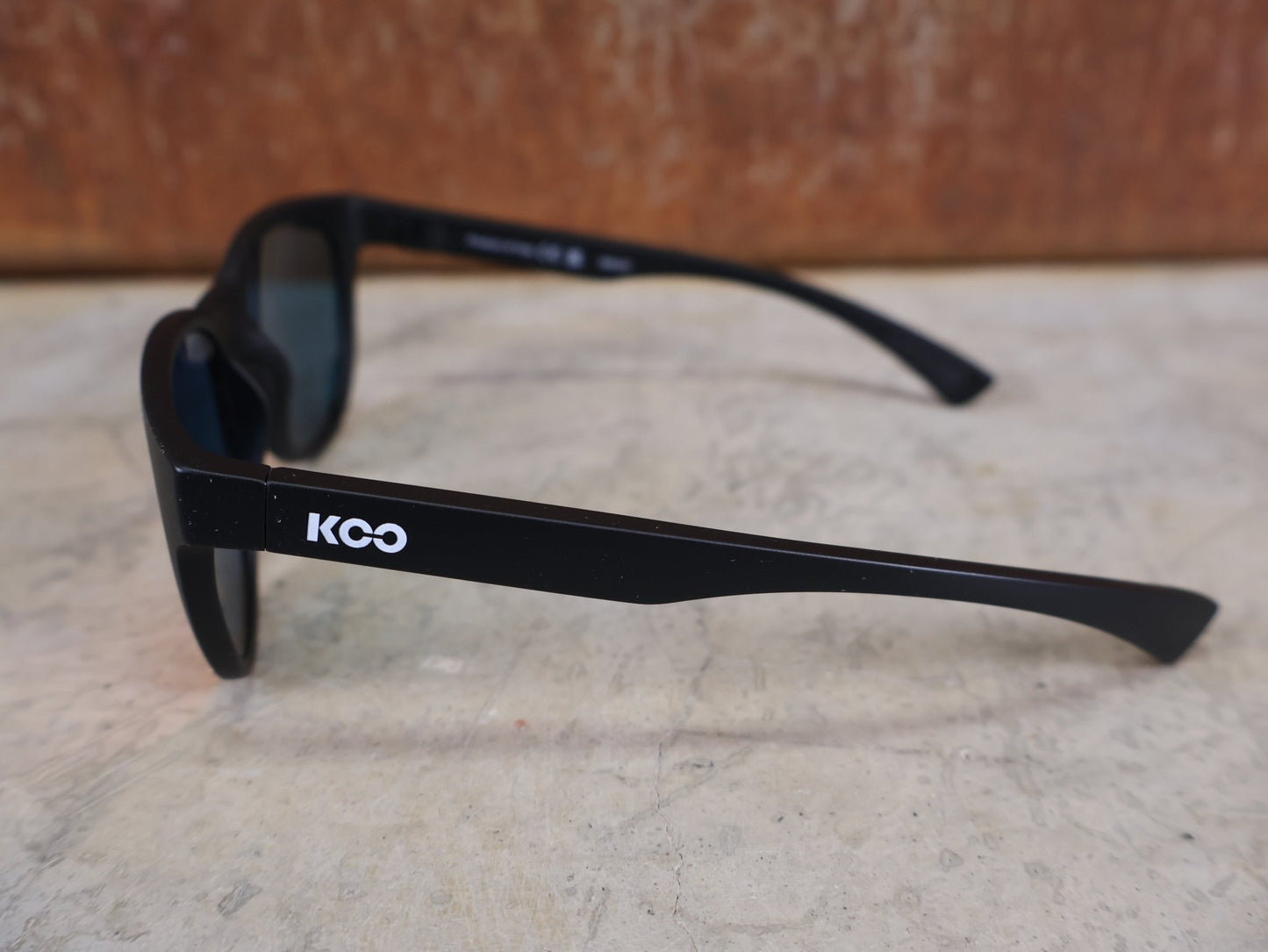 Brillen von Koo, KOO COSMO BRILLE – SCHWARZ MATT / RED MIRROR – RED BULL – BORA – HANSGROHE EDITION vor USEDBIKES - OB.DE Hintergrund