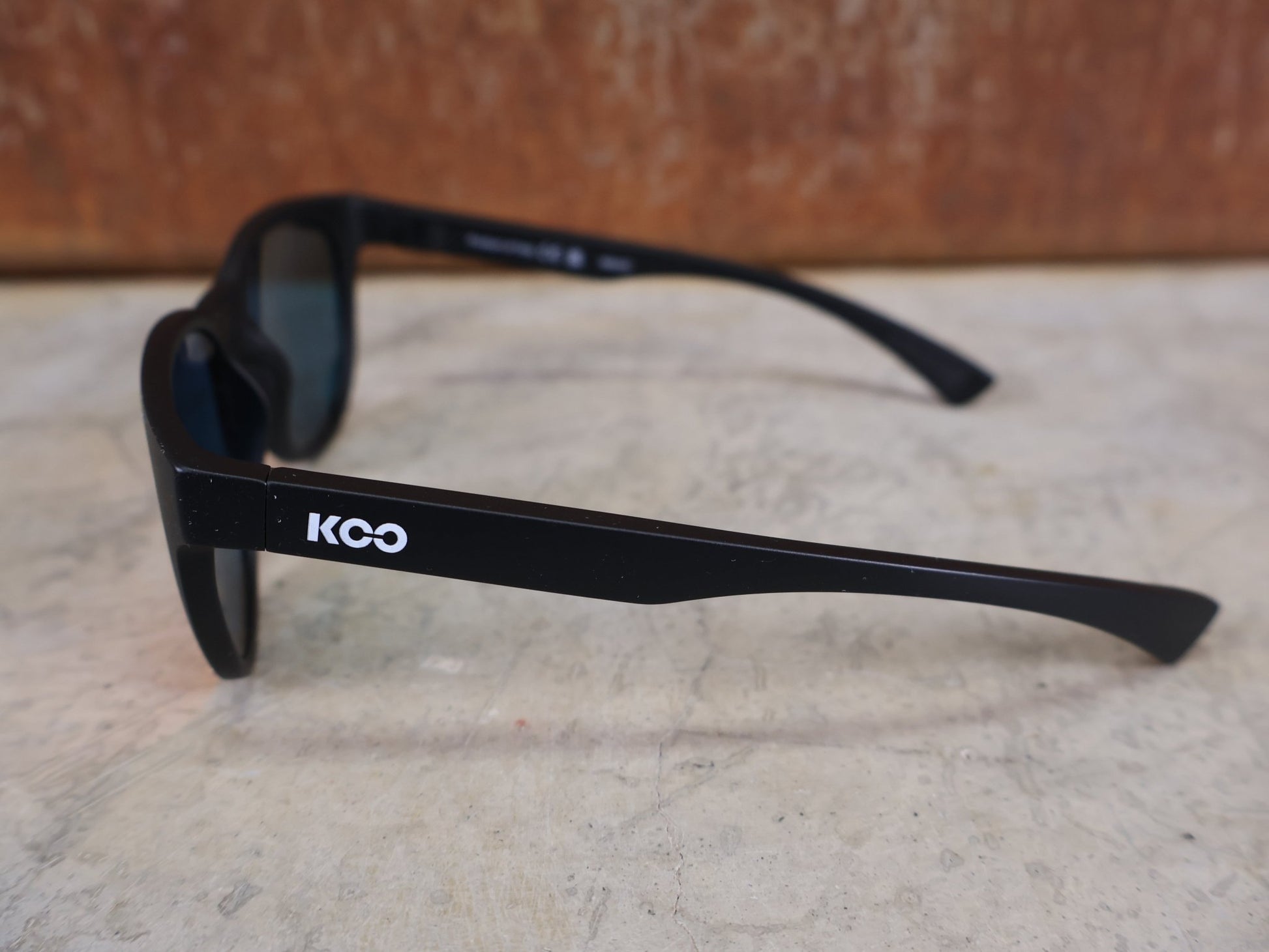 Brillen von Koo, KOO COSMO BRILLE – SCHWARZ MATT / RED MIRROR – RED BULL – BORA – HANSGROHE EDITION vor USEDBIKES - OB.DE Hintergrund