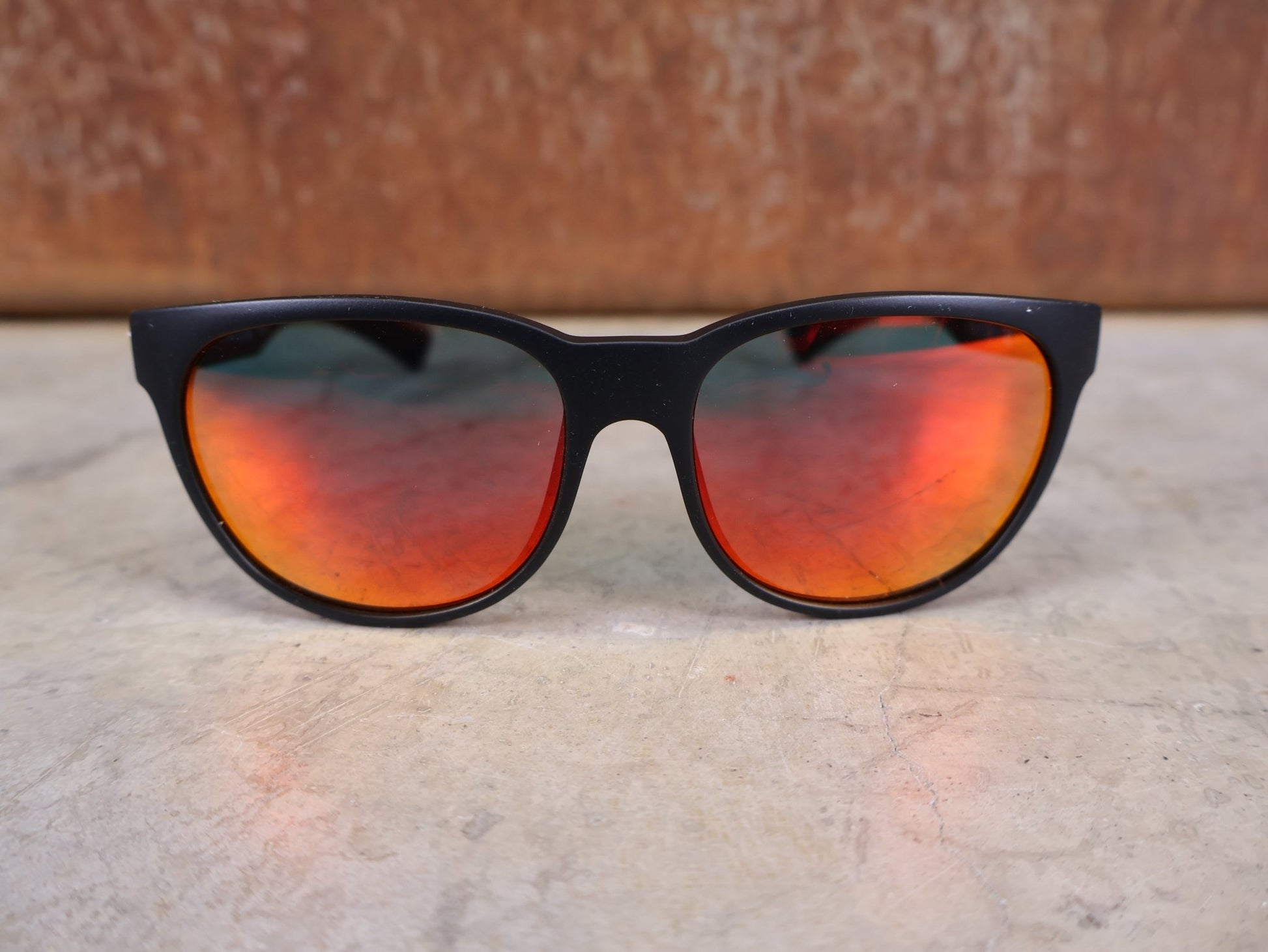 Brillen von Koo, KOO COSMO BRILLE – SCHWARZ MATT / RED MIRROR – RED BULL – BORA – HANSGROHE EDITION vor USEDBIKES - OB.DE Hintergrund