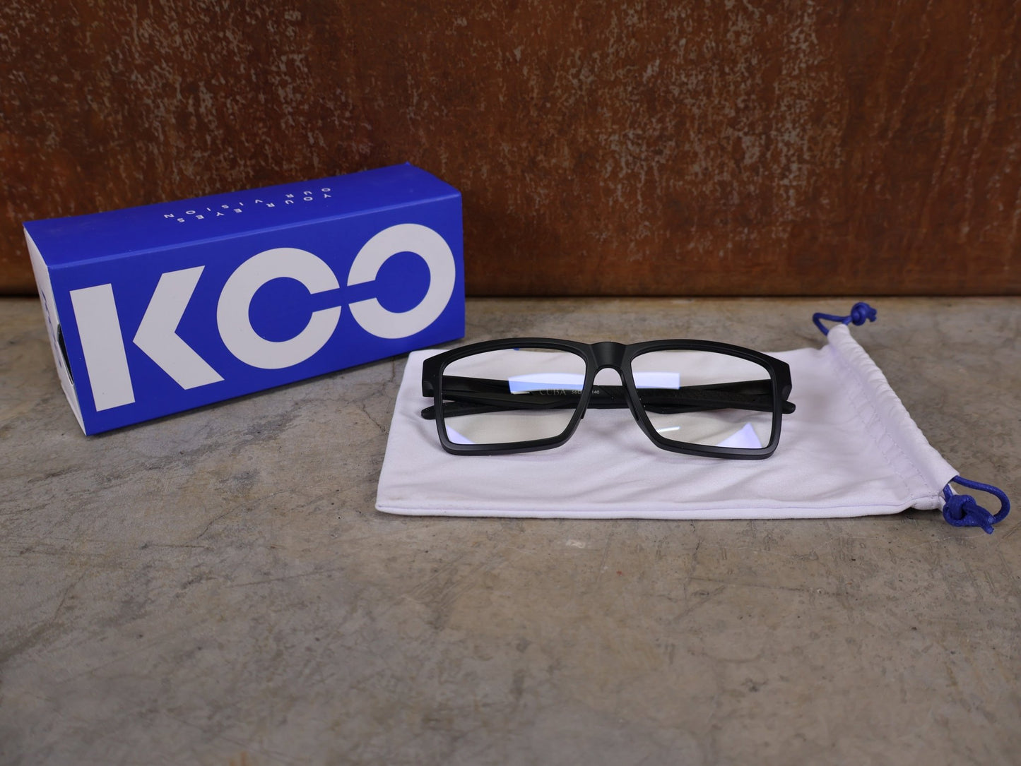 Brillen von Koo, KOO CUBA BRILLE – BLACK MATT / DEMO - GLAS vor USEDBIKES - OB.DE Hintergrund