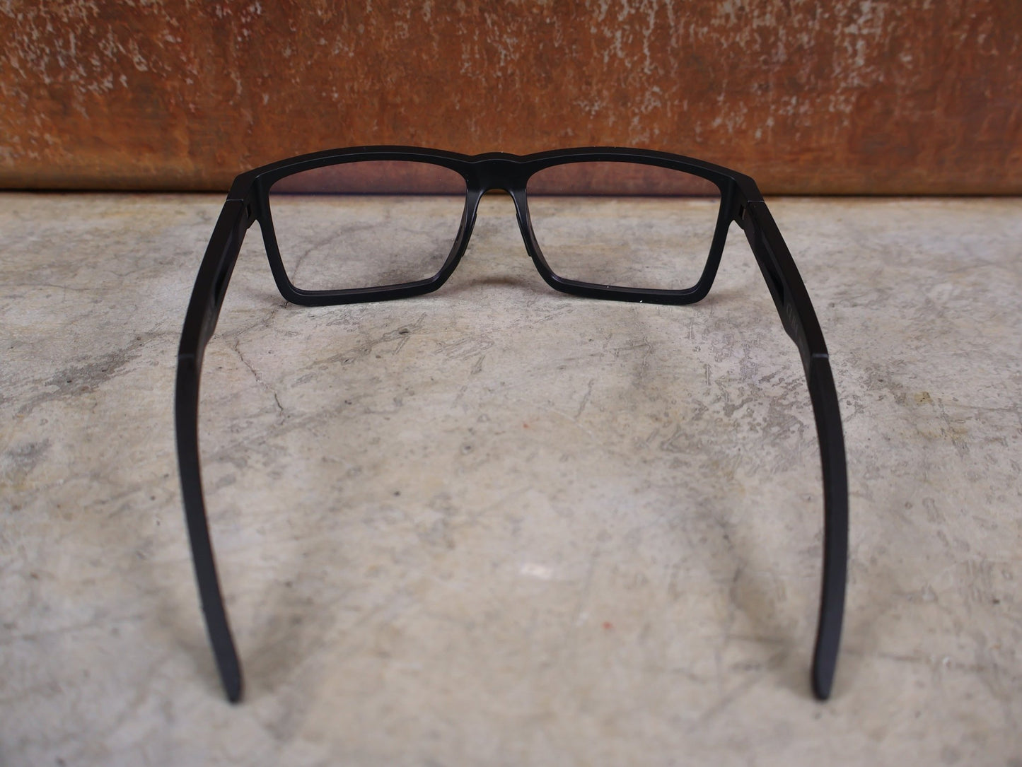 Brillen von Koo, KOO CUBA BRILLE – BLACK MATT / DEMO - GLAS vor USEDBIKES - OB.DE Hintergrund