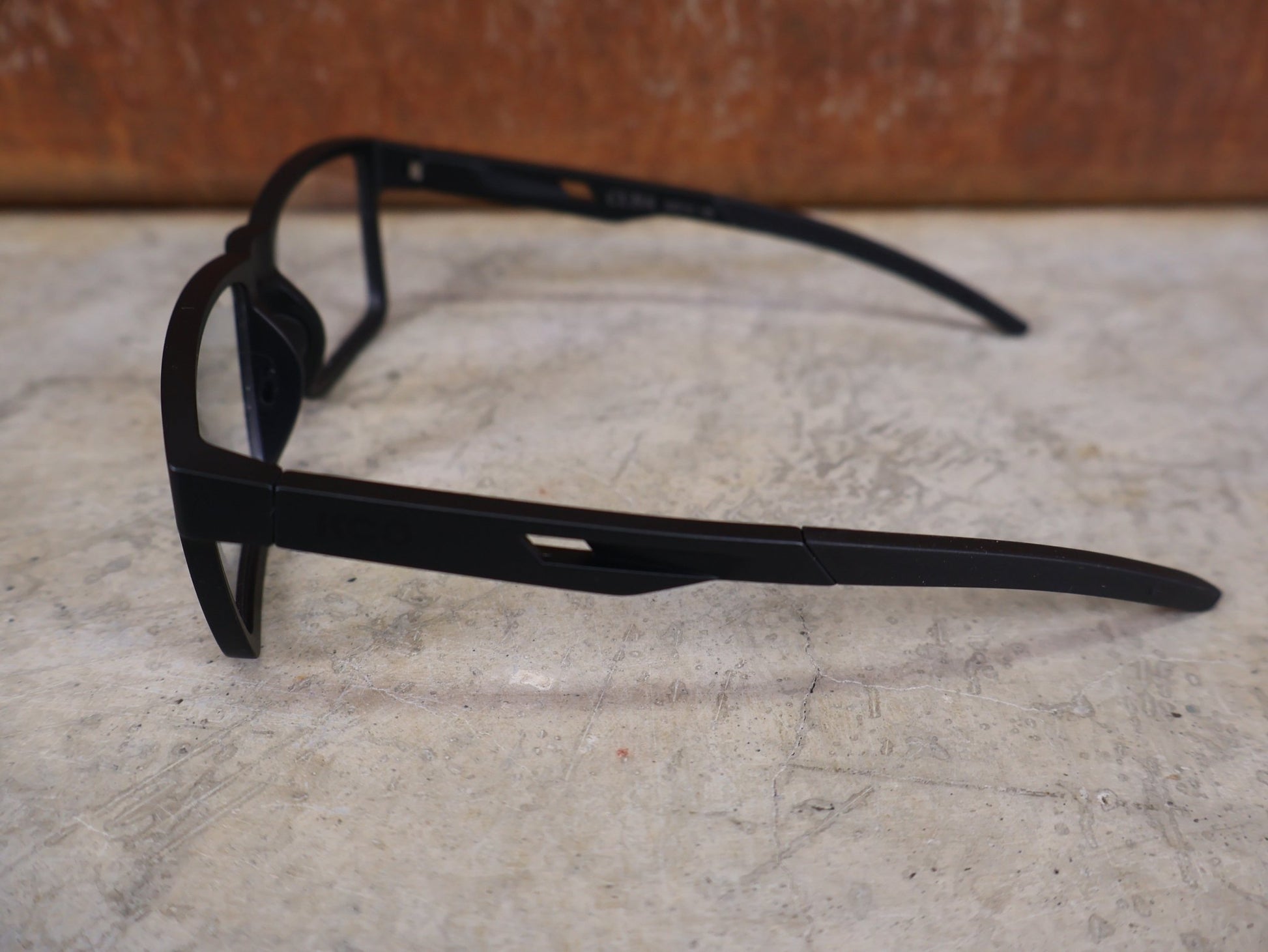 Brillen von Koo, KOO CUBA BRILLE – BLACK MATT / DEMO - GLAS vor USEDBIKES - OB.DE Hintergrund