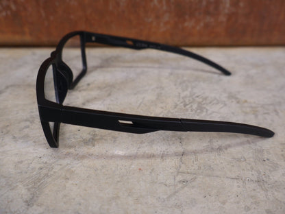 Brillen von Koo, KOO CUBA BRILLE – BLACK MATT / DEMO - GLAS vor USEDBIKES - OB.DE Hintergrund