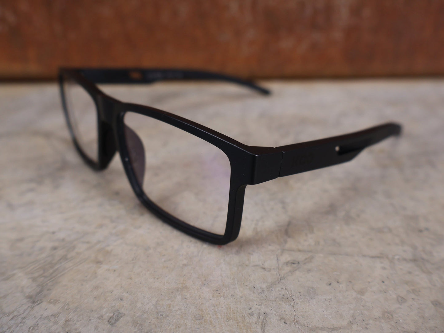 Brillen von Koo, KOO CUBA BRILLE – BLACK MATT / DEMO - GLAS vor USEDBIKES - OB.DE Hintergrund
