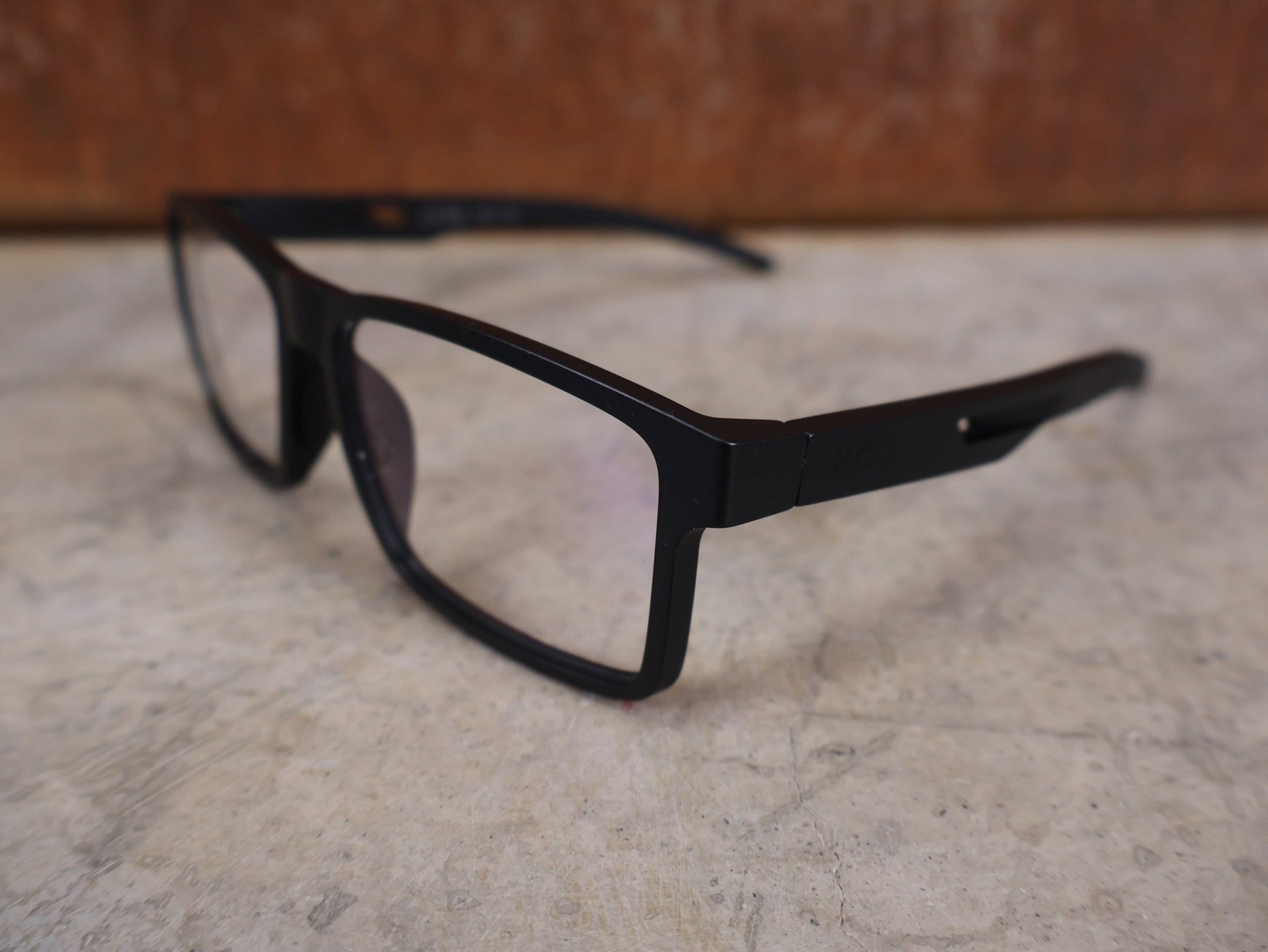Brillen von Koo, KOO CUBA BRILLE – BLACK MATT / DEMO - GLAS vor USEDBIKES - OB.DE Hintergrund