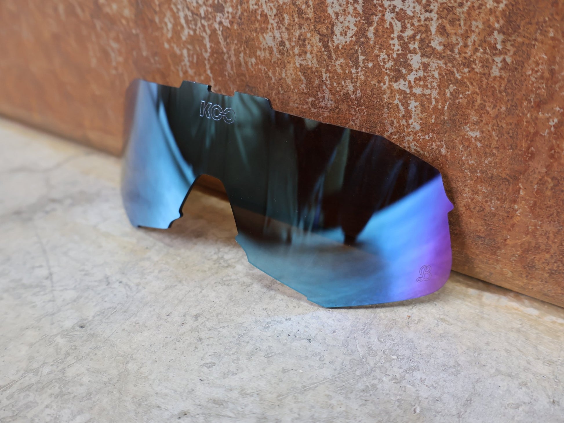 Brillen Zubehör & Ersatzteile von Koo, KOO DEMOS LENS ERSATZGLAS – RED BULL BORA HANSGROHE EDITION – TURQUOISE MIRROR vor USEDBIKES - OB.DE Hintergrund