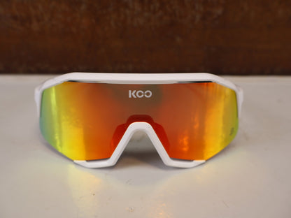 Brillen von Koo, KOO DEMOS RED BULL BORA HANSGROHE CHAMPIONS ED SONNENBRILLE vor USEDBIKES-OB.DE Hintergrund