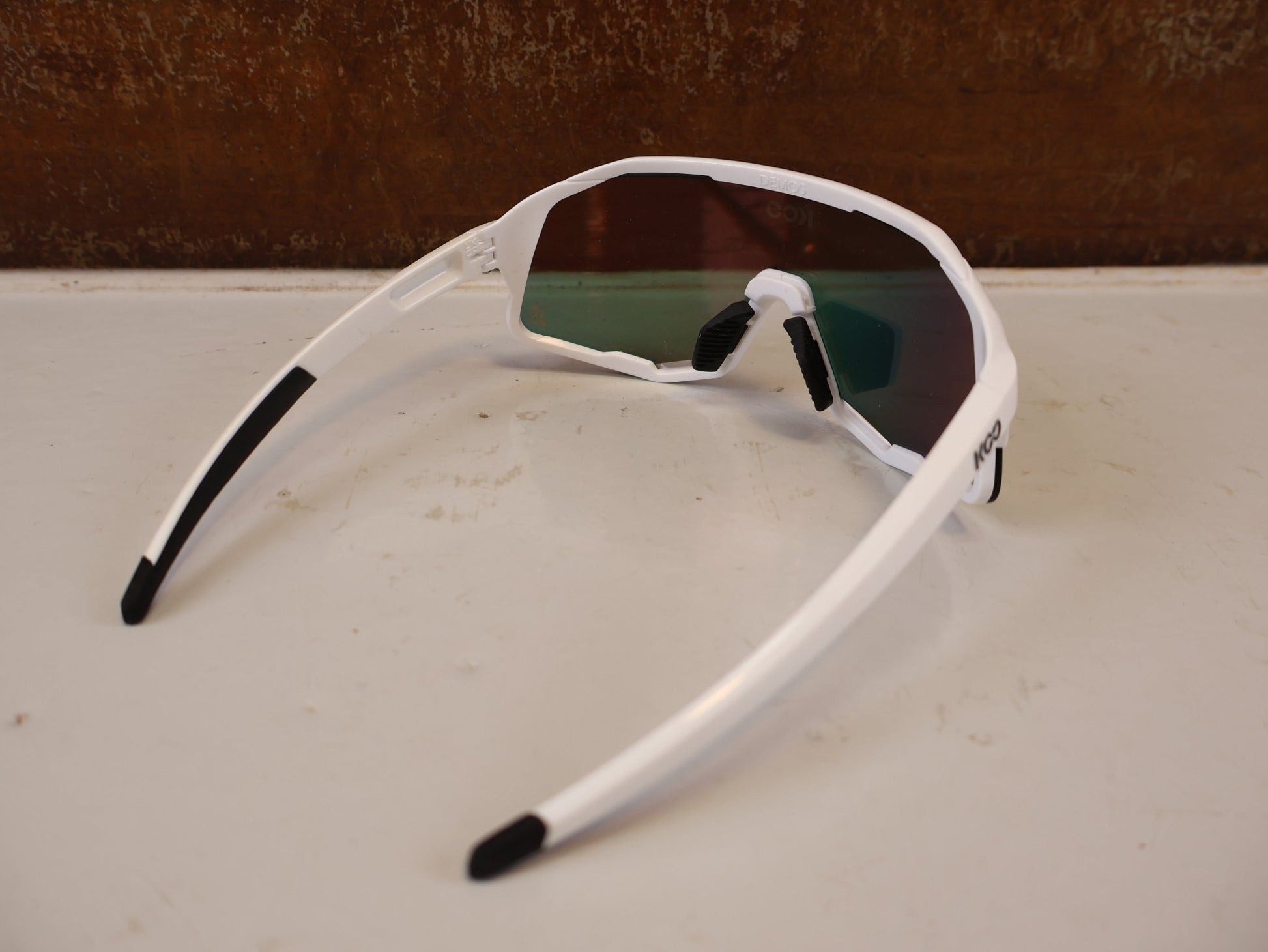 Brillen von Koo, KOO DEMOS RED BULL BORA HANSGROHE CHAMPIONS ED SONNENBRILLE vor USEDBIKES-OB.DE Hintergrund