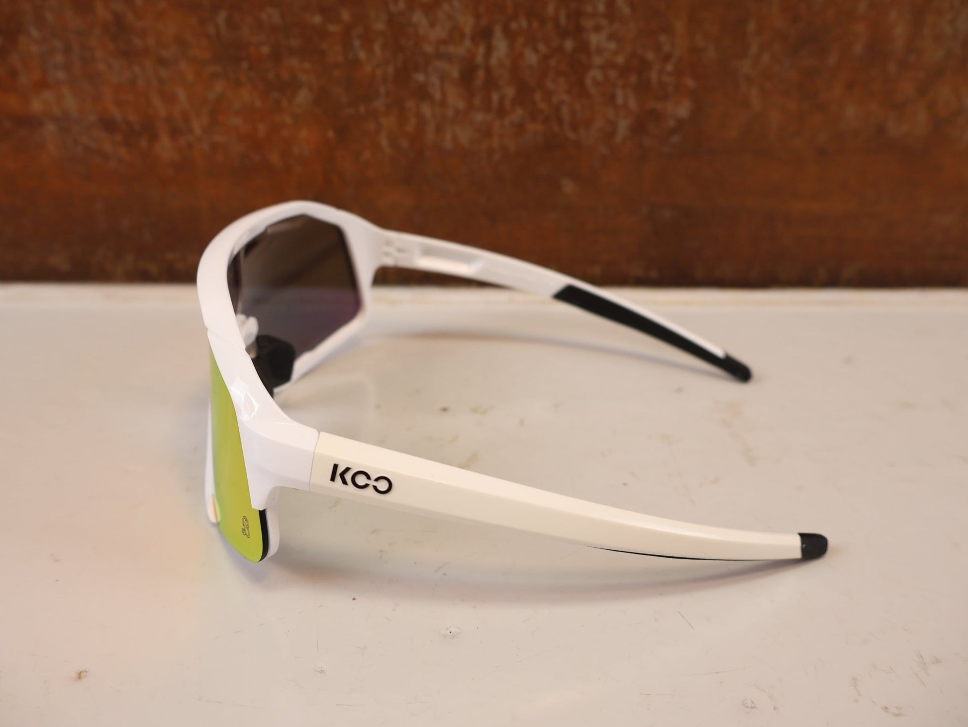 Brillen von Koo, KOO DEMOS RED BULL BORA HANSGROHE CHAMPIONS ED SONNENBRILLE vor USEDBIKES-OB.DE Hintergrund