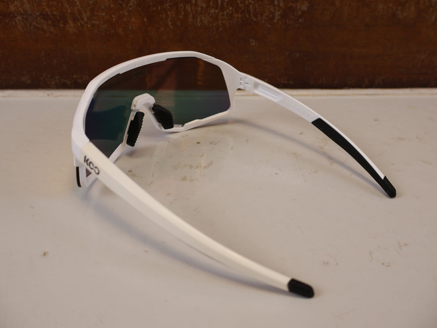 Brillen von Koo, KOO DEMOS RED BULL BORA HANSGROHE CHAMPIONS ED SONNENBRILLE vor USEDBIKES-OB.DE Hintergrund