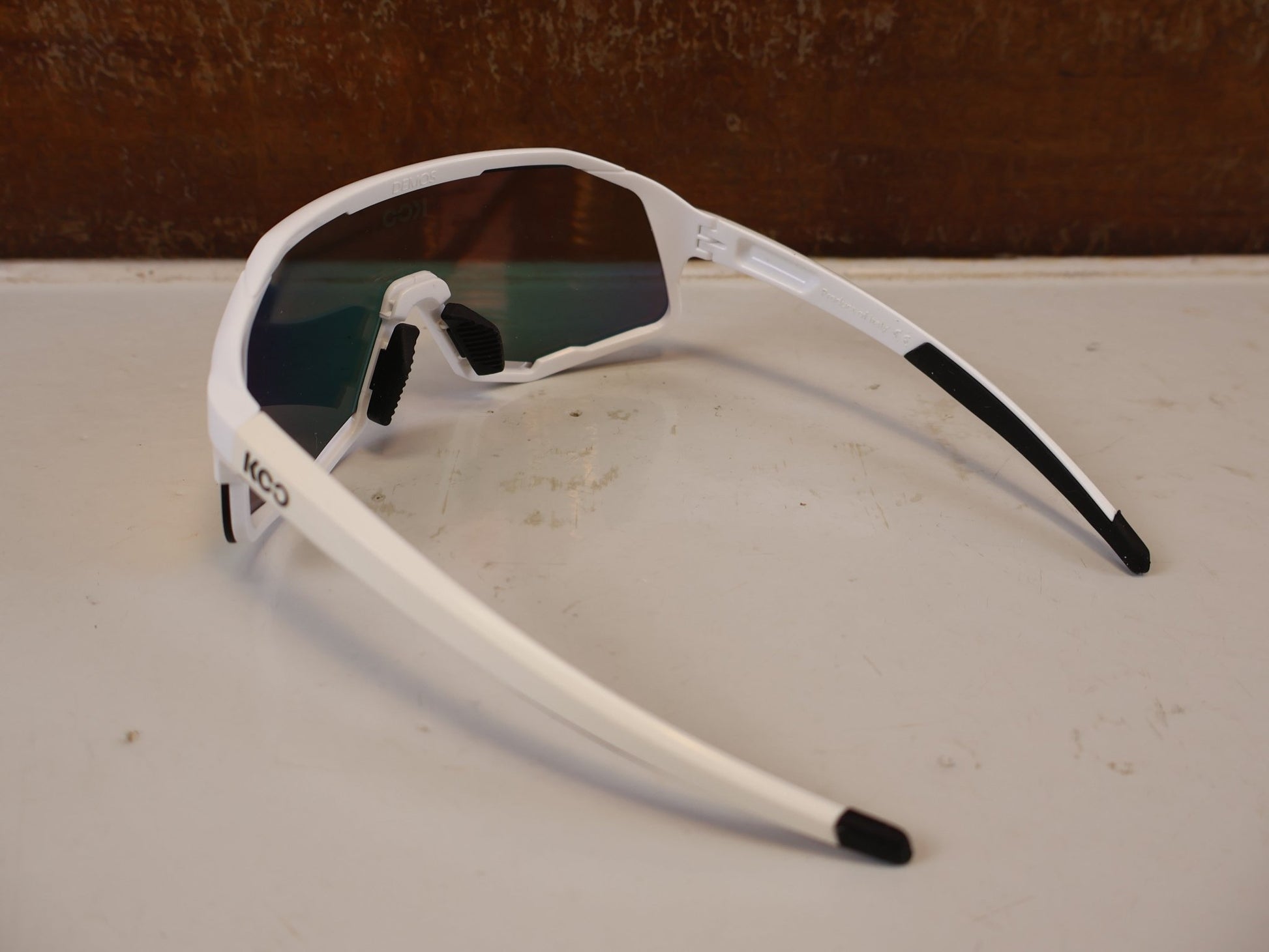 Brillen von Koo, KOO DEMOS RED BULL BORA HANSGROHE CHAMPIONS ED SONNENBRILLE vor USEDBIKES-OB.DE Hintergrund