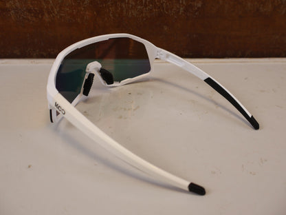 Brillen von Koo, KOO DEMOS RED BULL BORA HANSGROHE CHAMPIONS ED SONNENBRILLE vor USEDBIKES-OB.DE Hintergrund
