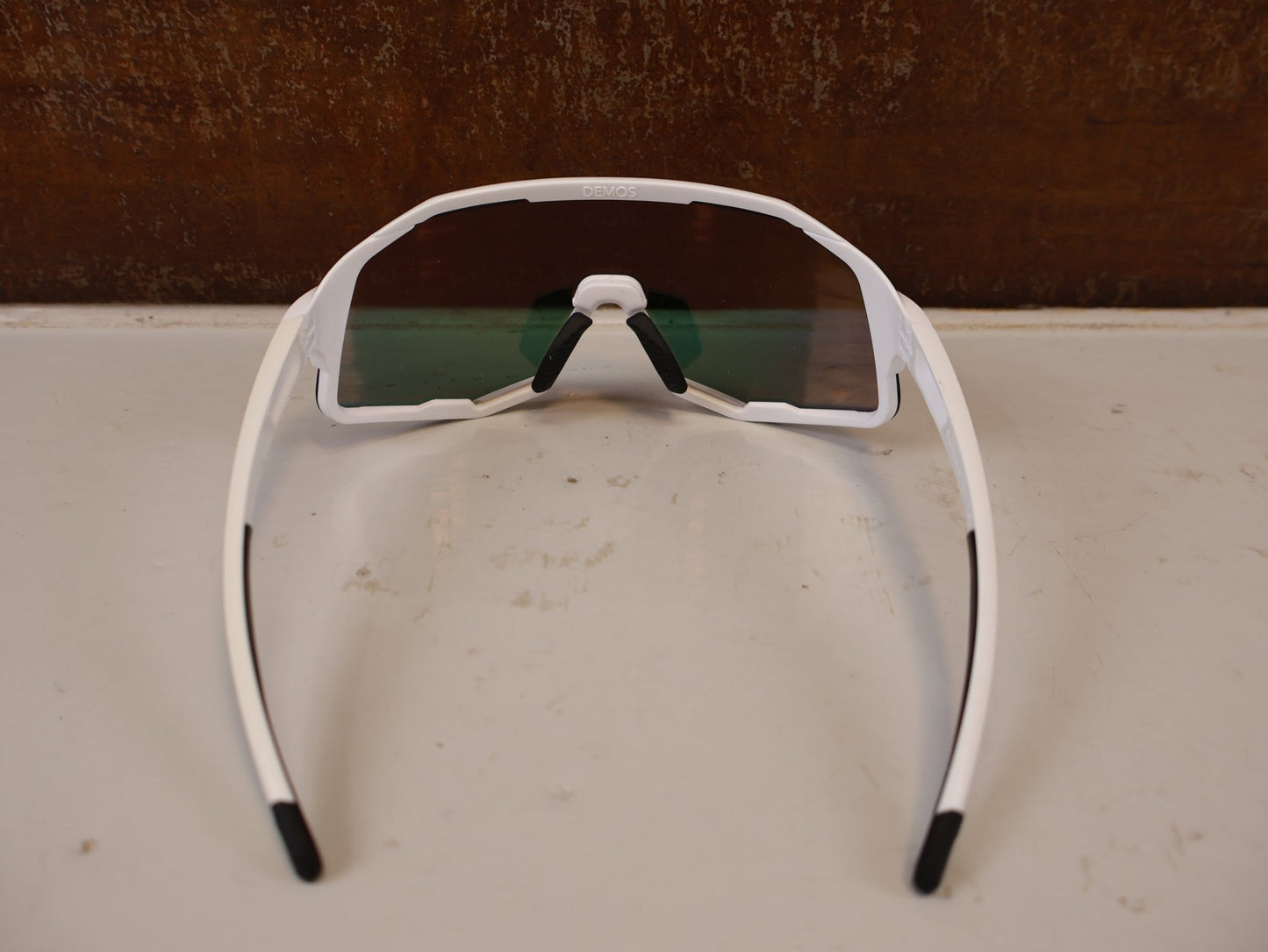 Brillen von Koo, KOO DEMOS RED BULL BORA HANSGROHE CHAMPIONS ED SONNENBRILLE vor USEDBIKES-OB.DE Hintergrund