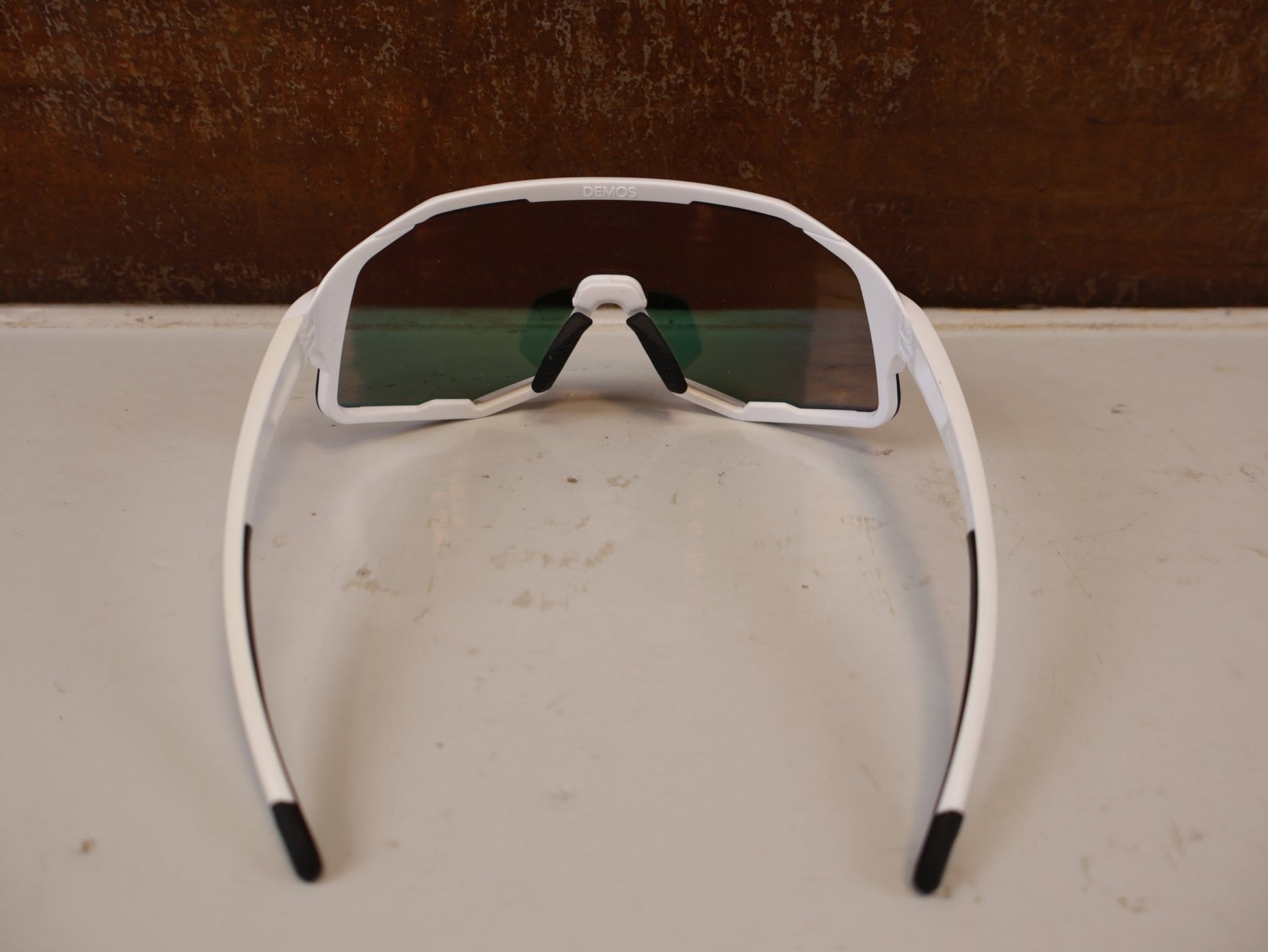 Brillen von Koo, KOO DEMOS RED BULL BORA HANSGROHE CHAMPIONS ED SONNENBRILLE vor USEDBIKES-OB.DE Hintergrund