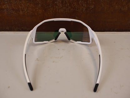 Brillen von Koo, KOO DEMOS RED BULL BORA HANSGROHE CHAMPIONS ED SONNENBRILLE vor USEDBIKES-OB.DE Hintergrund