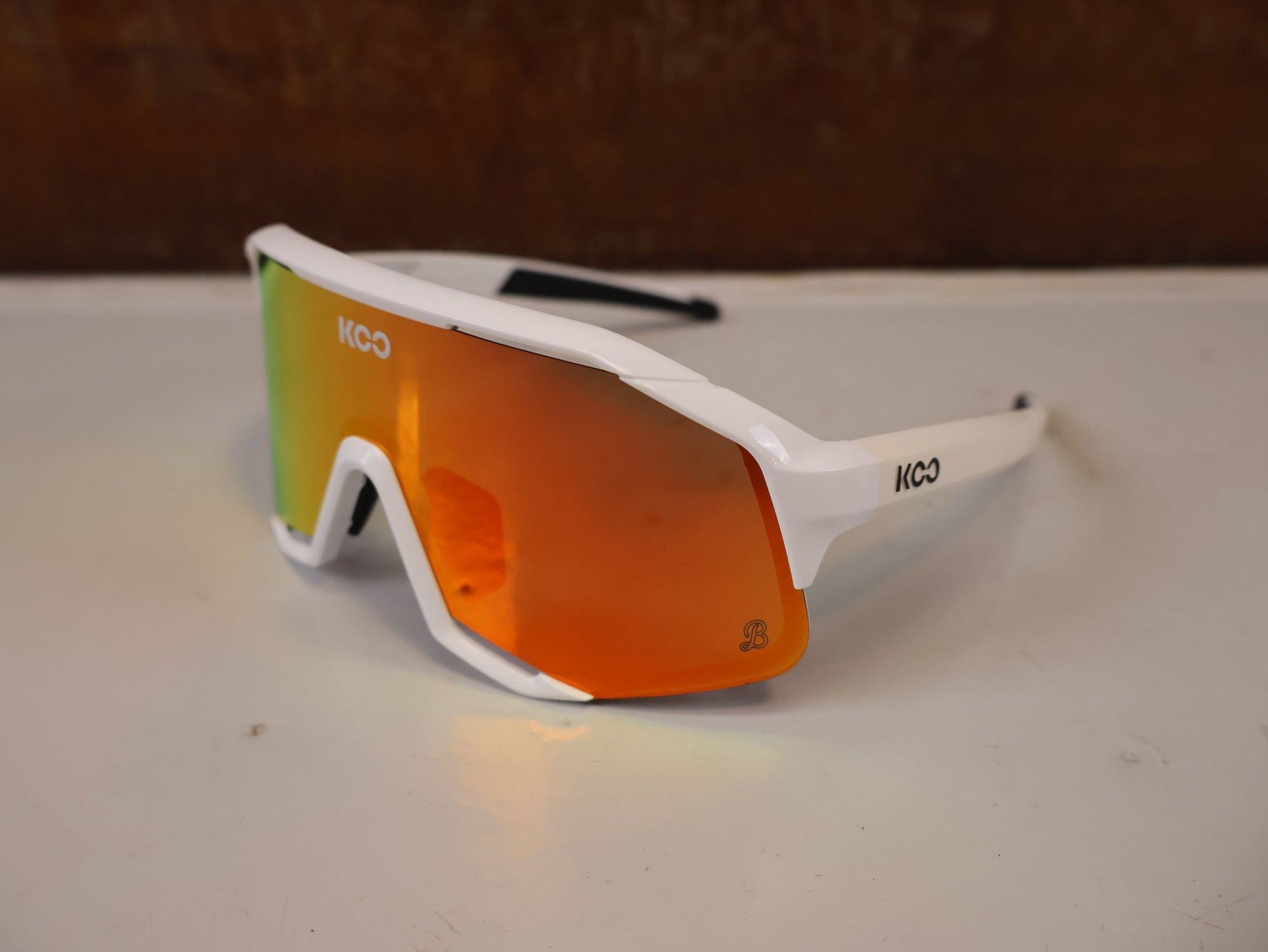 Brillen von Koo, KOO DEMOS RED BULL BORA HANSGROHE CHAMPIONS ED SONNENBRILLE vor USEDBIKES-OB.DE Hintergrund
