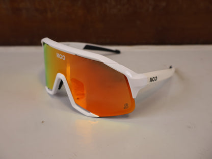 Brillen von Koo, KOO DEMOS RED BULL BORA HANSGROHE CHAMPIONS ED SONNENBRILLE vor USEDBIKES-OB.DE Hintergrund