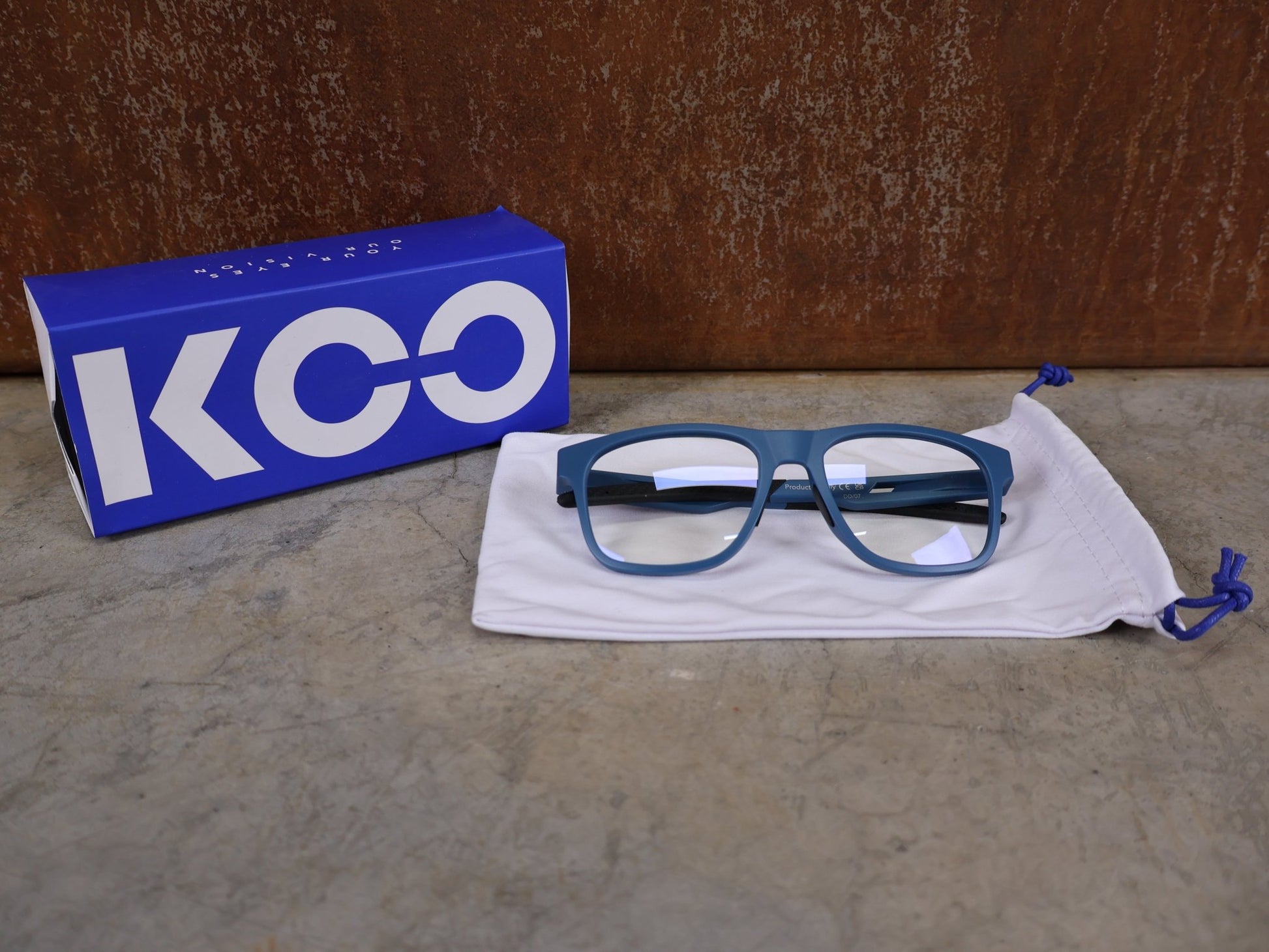 Brillen von Koo, KOO FIJI BRILLE – AVIO MATT / DEMO - GLAS vor USEDBIKES - OB.DE Hintergrund