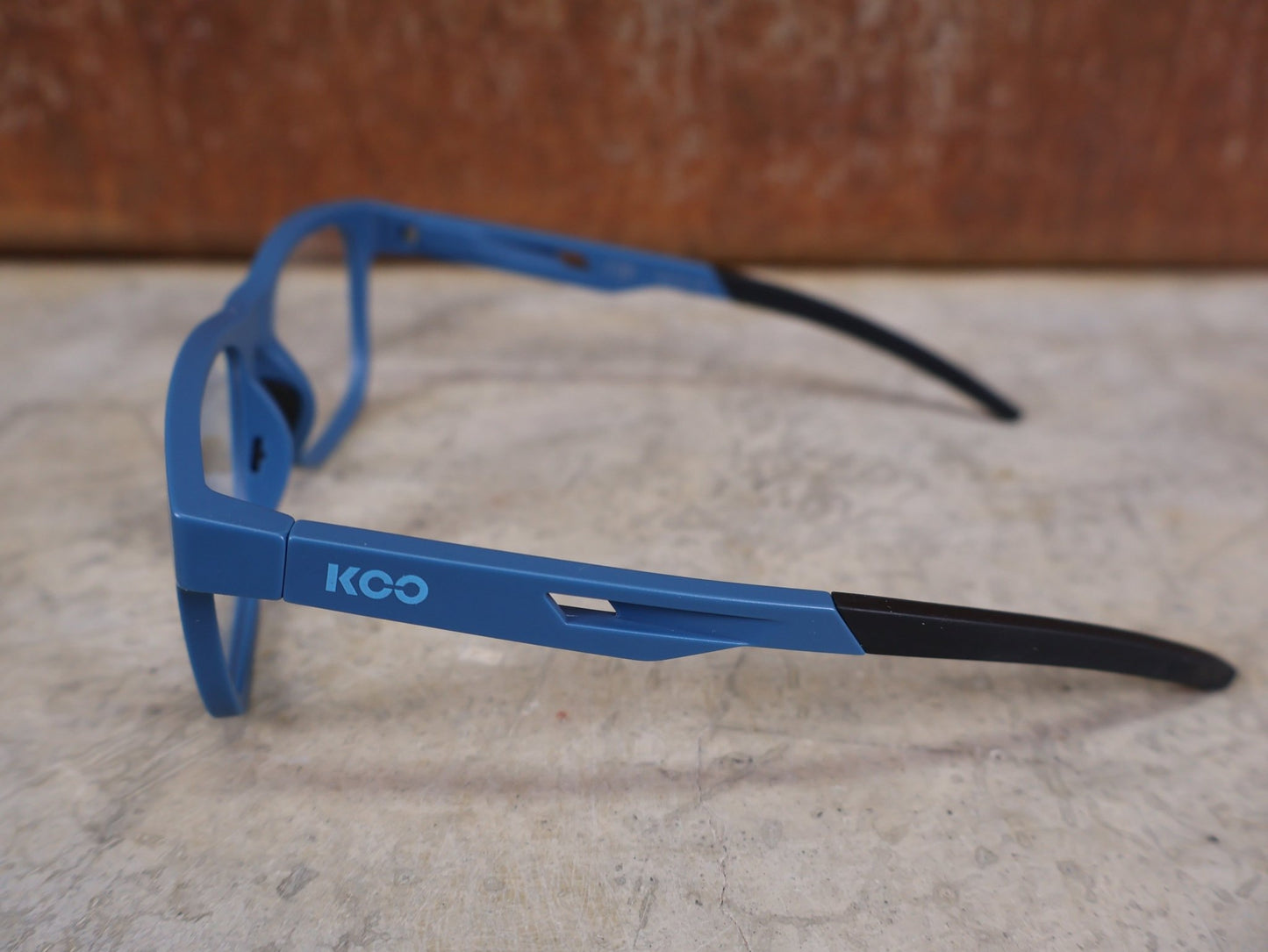 Brillen von Koo, KOO FIJI BRILLE – AVIO MATT / DEMO - GLAS vor USEDBIKES - OB.DE Hintergrund