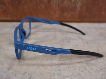 Brillen von Koo, KOO FIJI BRILLE – AVIO MATT / DEMO - GLAS vor USEDBIKES - OB.DE Hintergrund