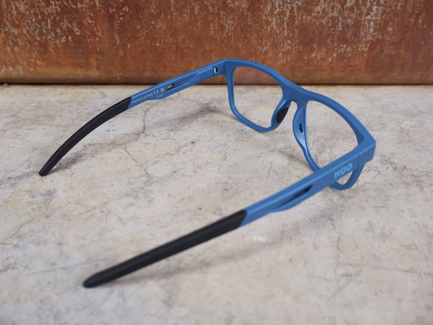 Brillen von Koo, KOO FIJI BRILLE – AVIO MATT / DEMO - GLAS vor USEDBIKES - OB.DE Hintergrund