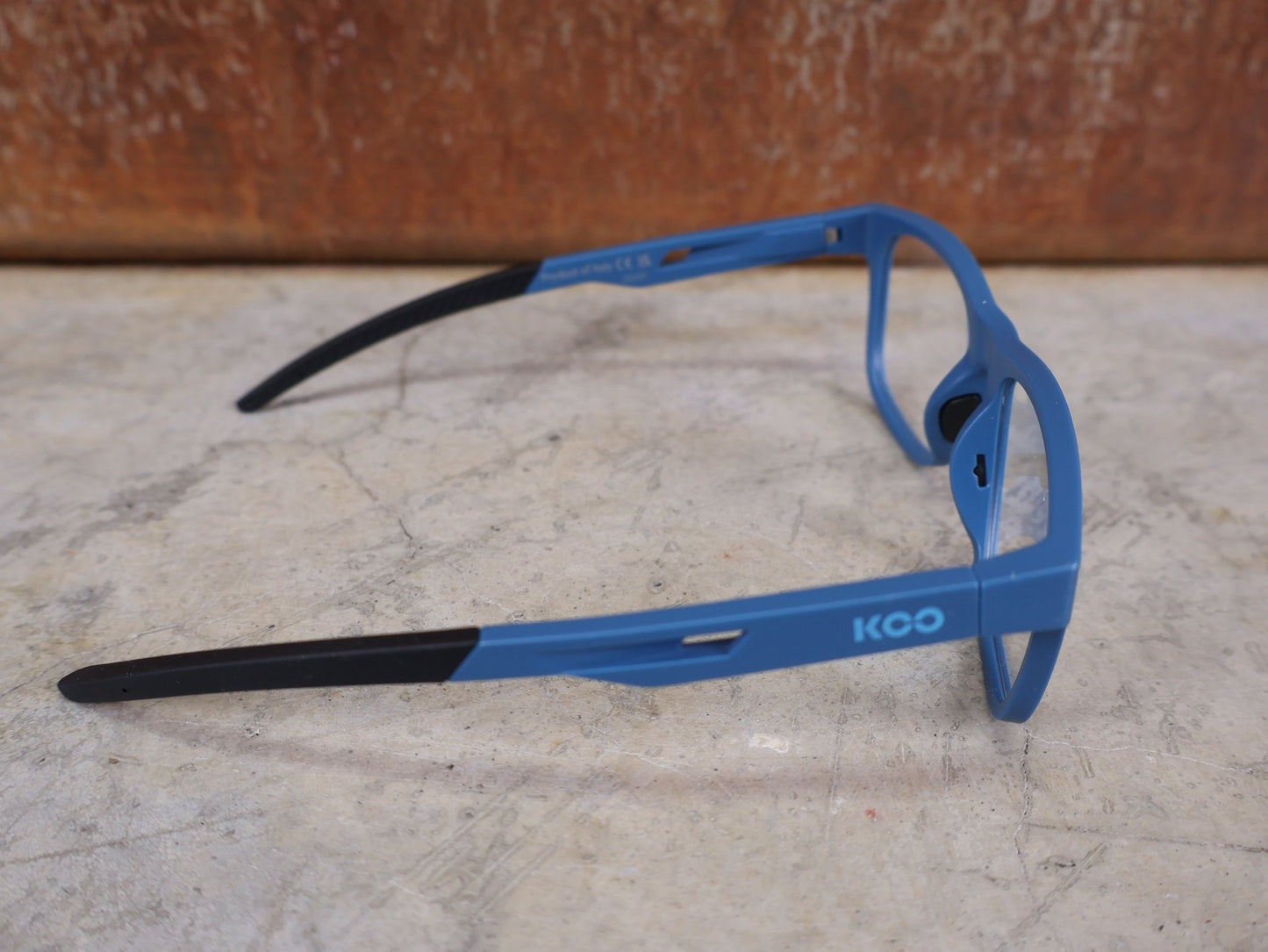 Brillen von Koo, KOO FIJI BRILLE – AVIO MATT / DEMO - GLAS vor USEDBIKES - OB.DE Hintergrund
