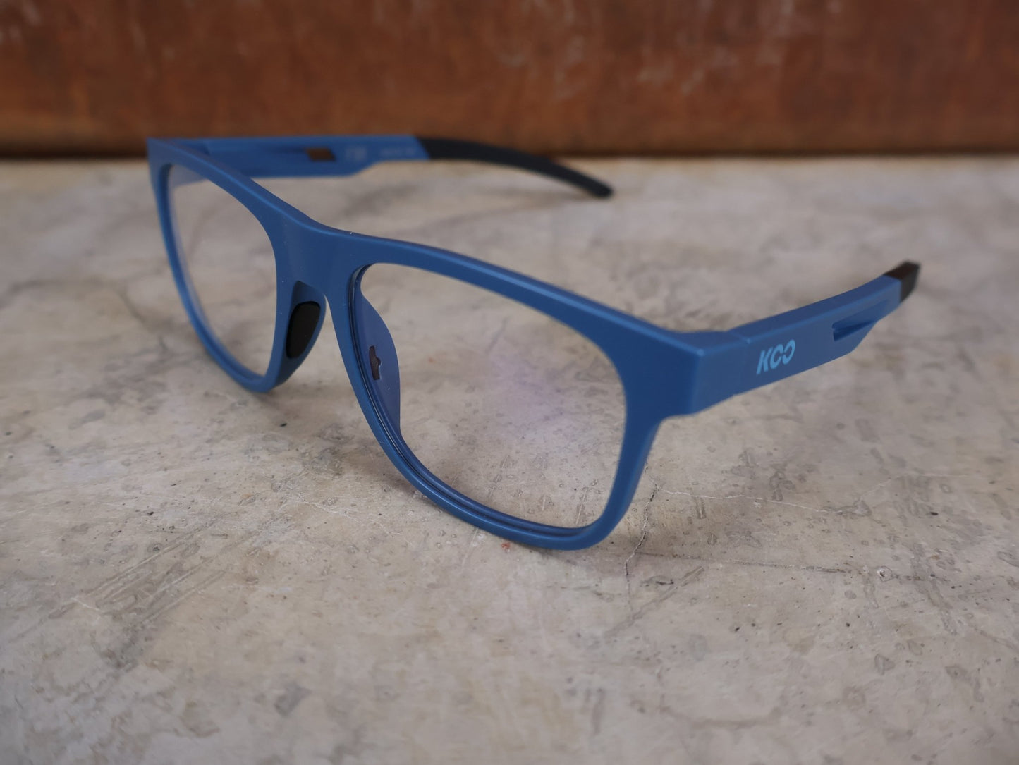 Brillen von Koo, KOO FIJI BRILLE – AVIO MATT / DEMO - GLAS vor USEDBIKES - OB.DE Hintergrund