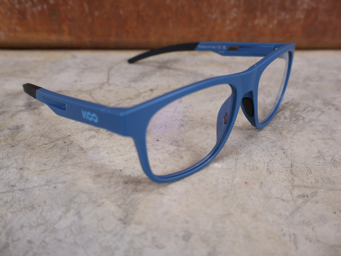 Brillen von Koo, KOO FIJI BRILLE – AVIO MATT / DEMO - GLAS vor USEDBIKES - OB.DE Hintergrund