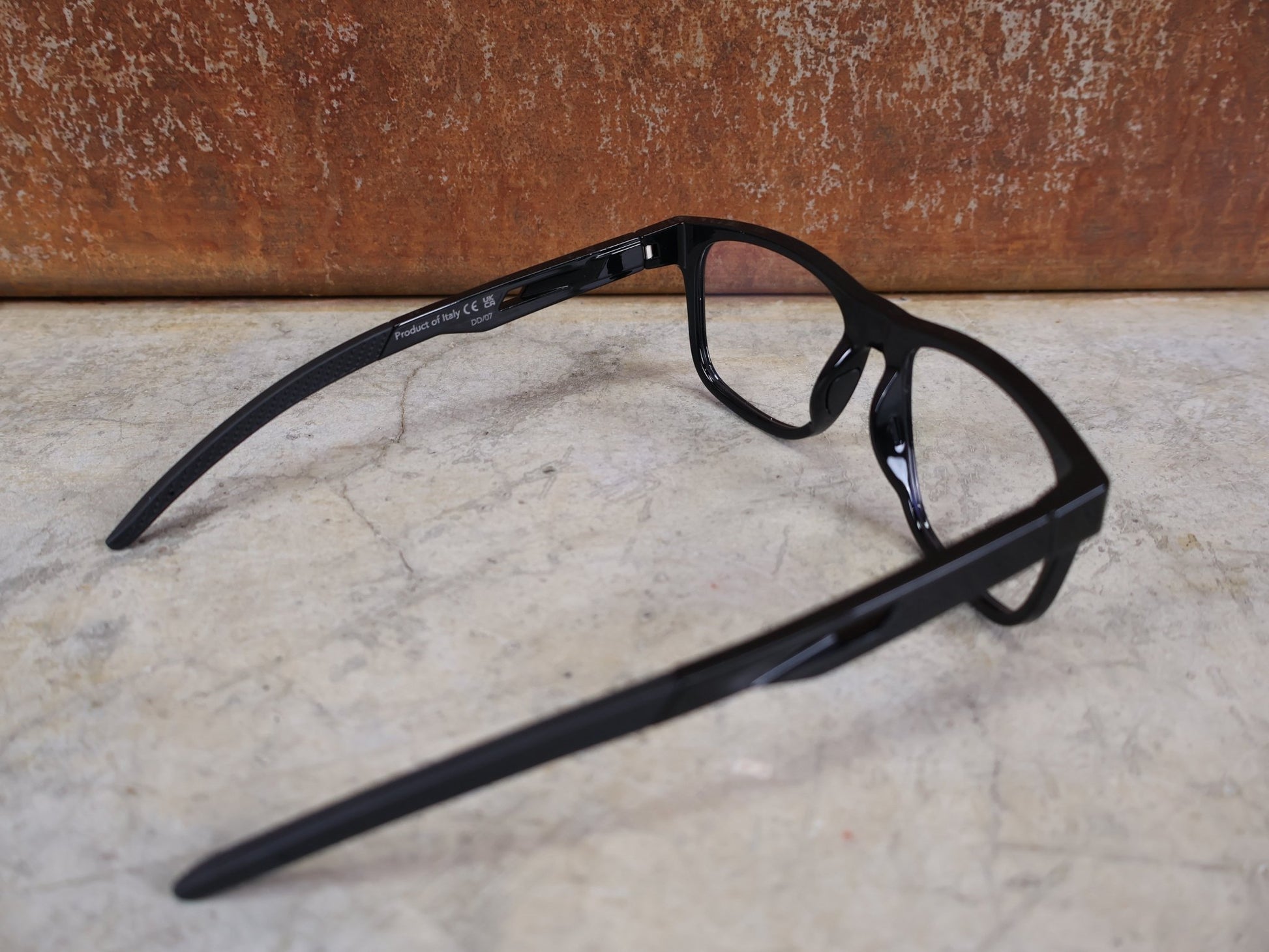 Brillen von Koo, KOO FIJI BRILLE – BLACK GLOSS / DEMO - GLAS vor USEDBIKES - OB.DE Hintergrund