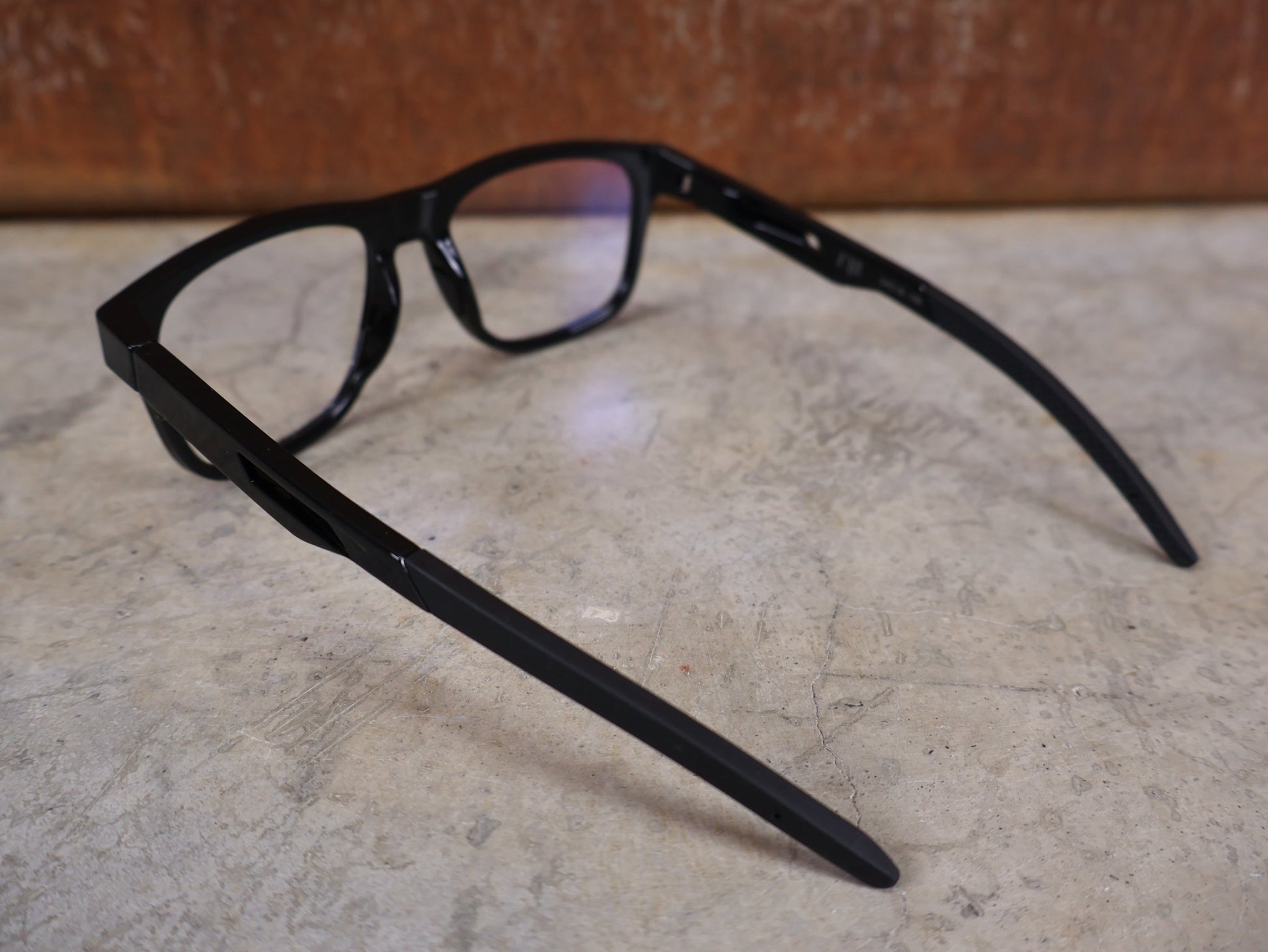 Brillen von Koo, KOO FIJI BRILLE – BLACK GLOSS / DEMO - GLAS vor USEDBIKES - OB.DE Hintergrund