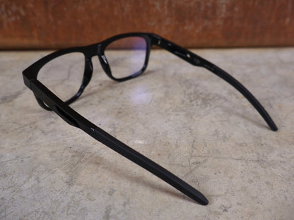 Brillen von Koo, KOO FIJI BRILLE – BLACK GLOSS / DEMO - GLAS vor USEDBIKES - OB.DE Hintergrund