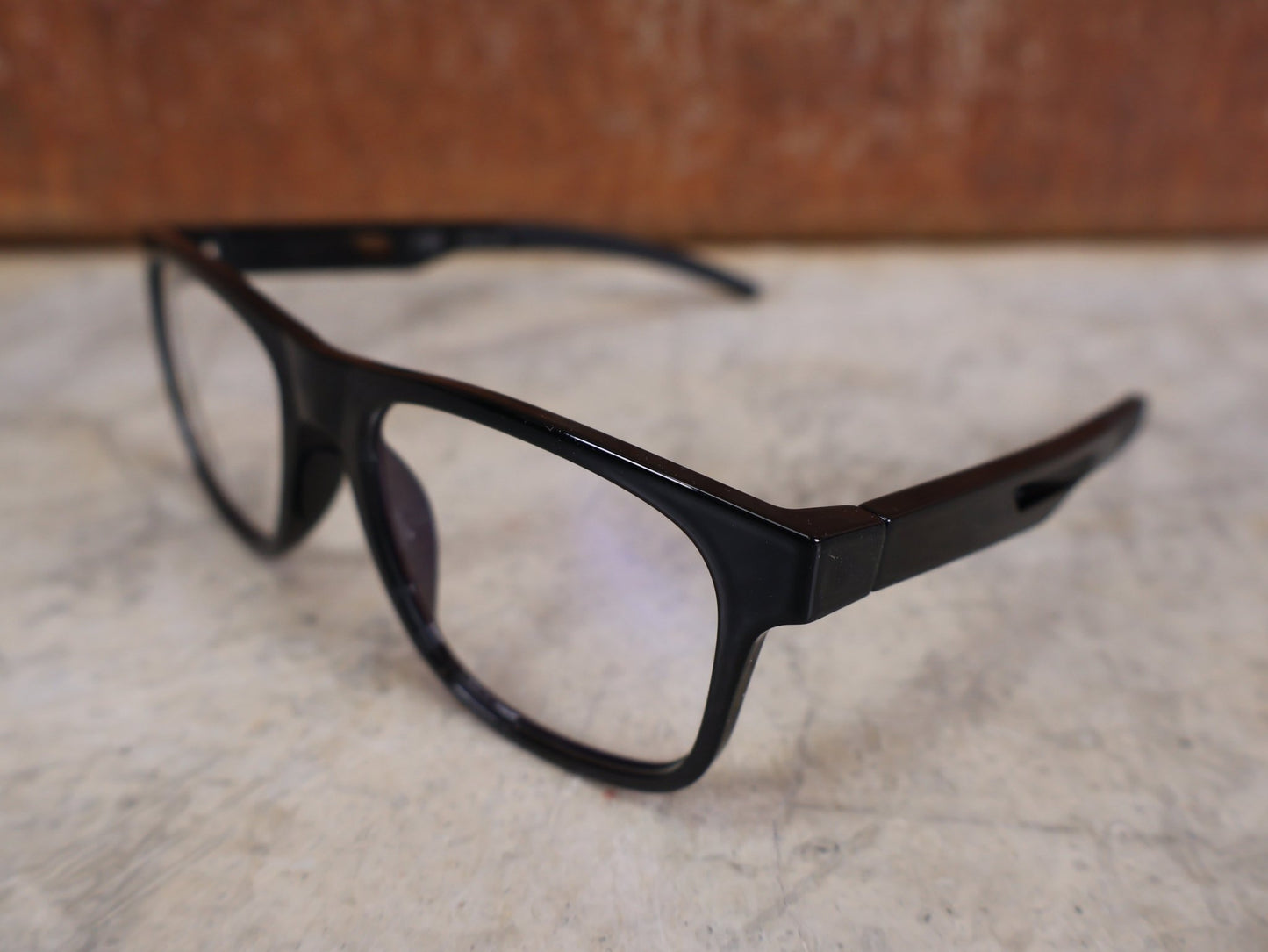 Brillen von Koo, KOO FIJI BRILLE – BLACK GLOSS / DEMO - GLAS vor USEDBIKES - OB.DE Hintergrund