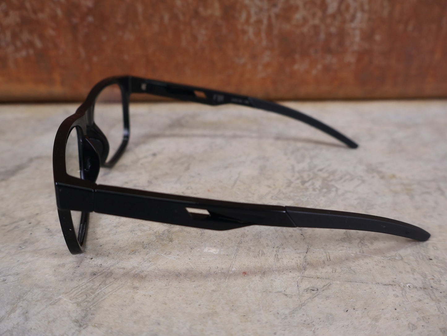 Brillen von Koo, KOO FIJI BRILLE – BLACK GLOSS / DEMO - GLAS vor USEDBIKES - OB.DE Hintergrund