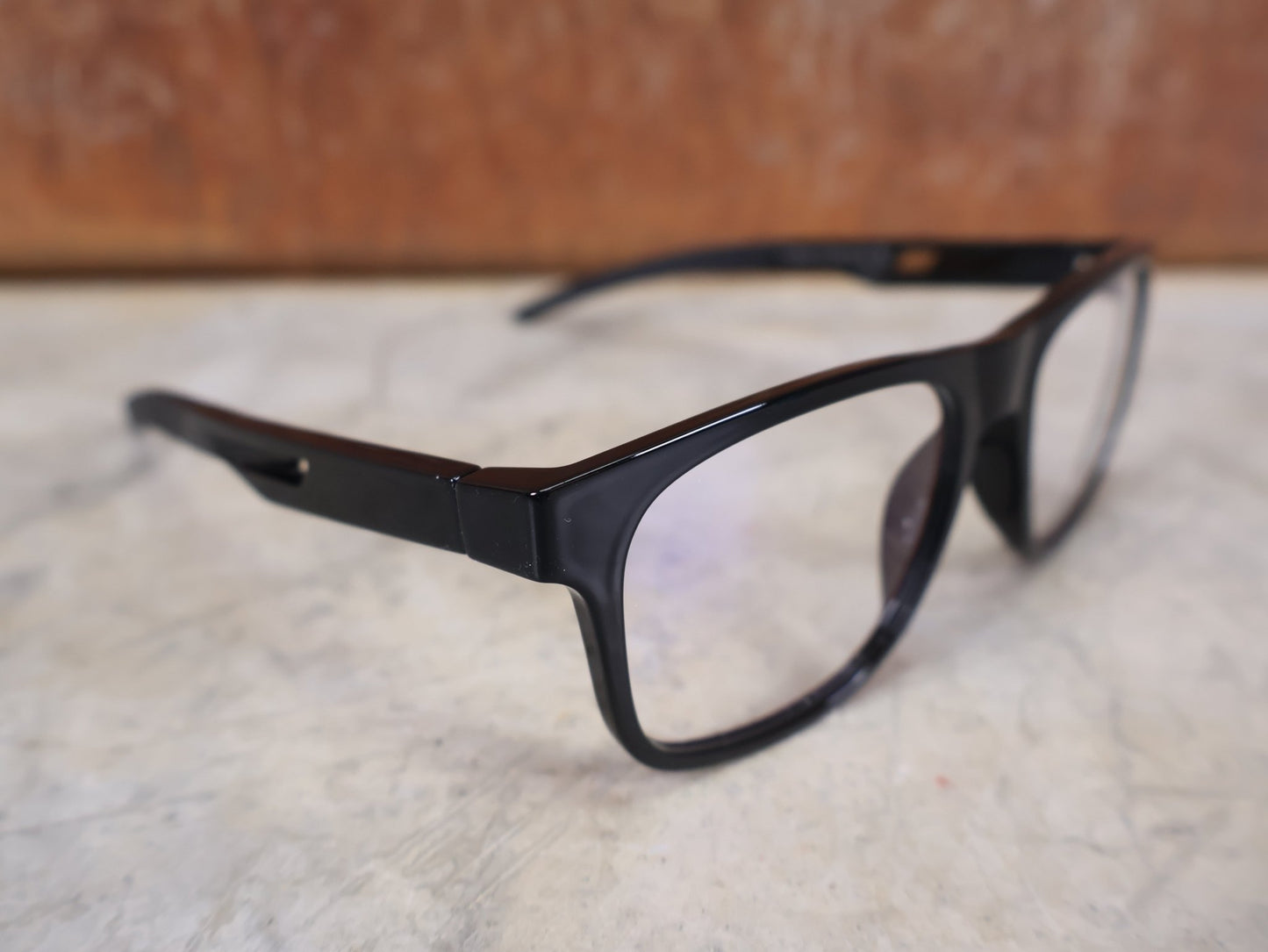 Brillen von Koo, KOO FIJI BRILLE – BLACK GLOSS / DEMO - GLAS vor USEDBIKES - OB.DE Hintergrund