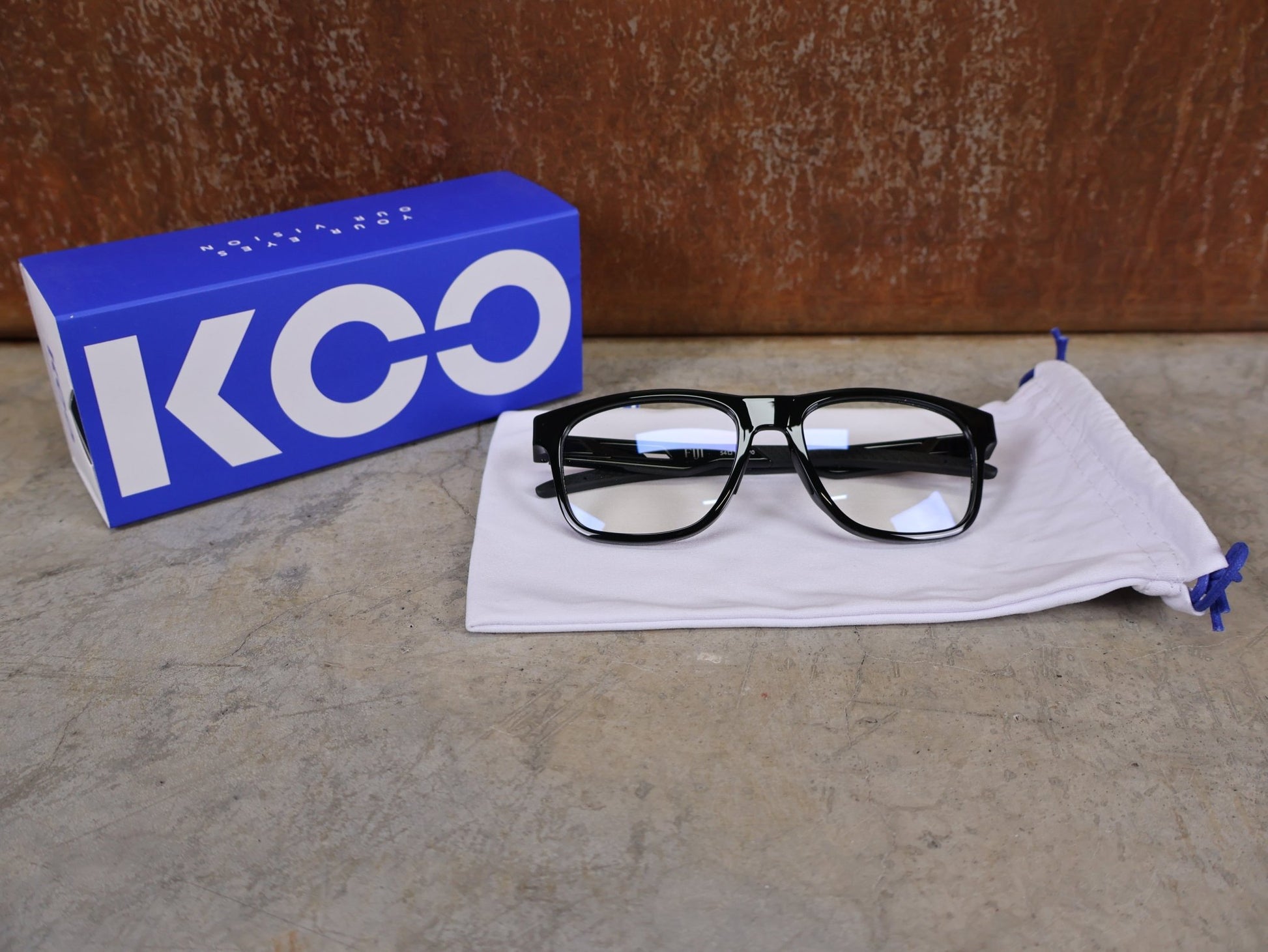 Brillen von Koo, KOO FIJI BRILLE – BLACK GLOSS / DEMO - GLAS vor USEDBIKES - OB.DE Hintergrund