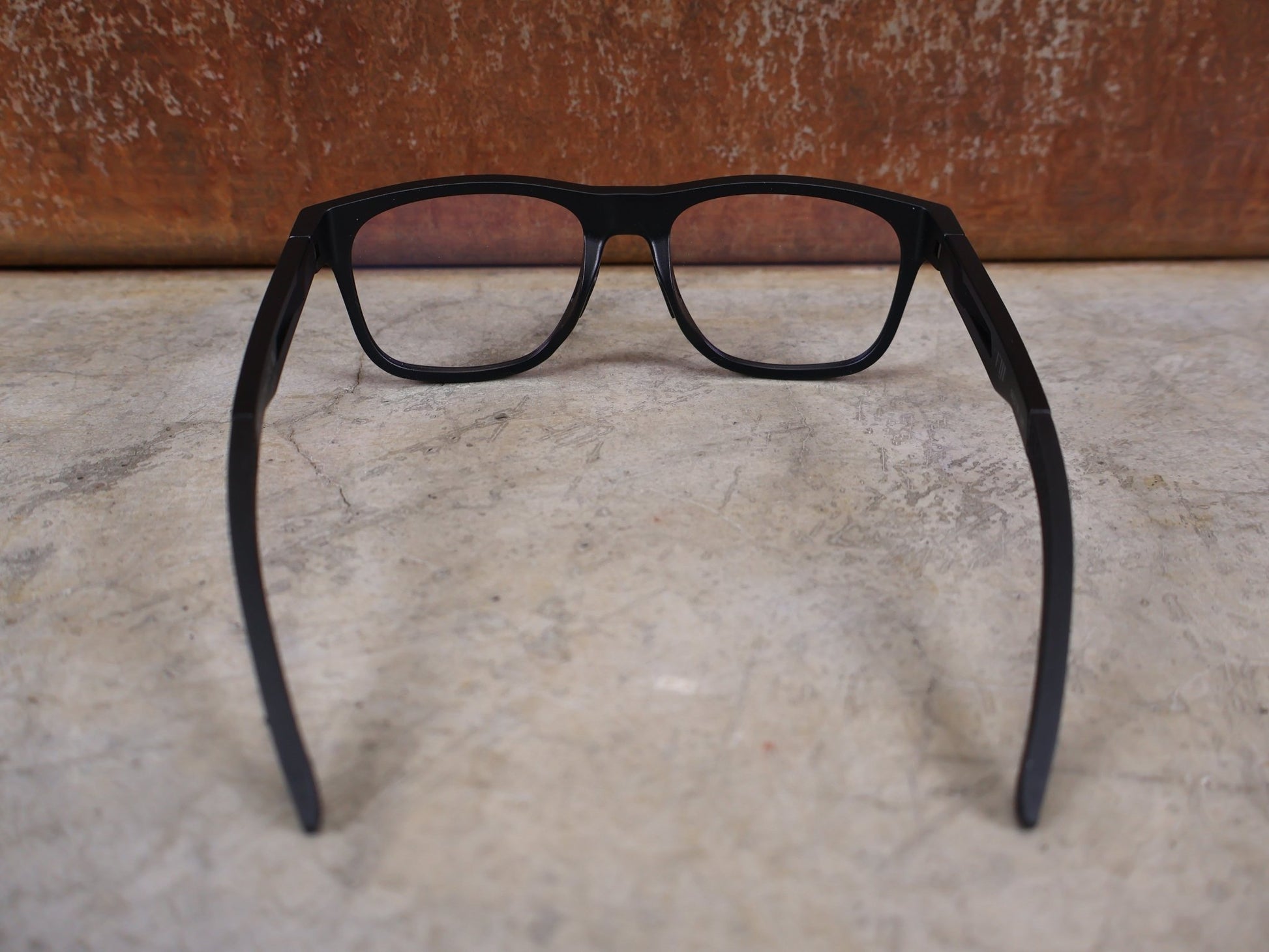 Brillen von Koo, KOO FIJI BRILLE – BLACK MATT / DEMO - GLAS vor USEDBIKES - OB.DE Hintergrund