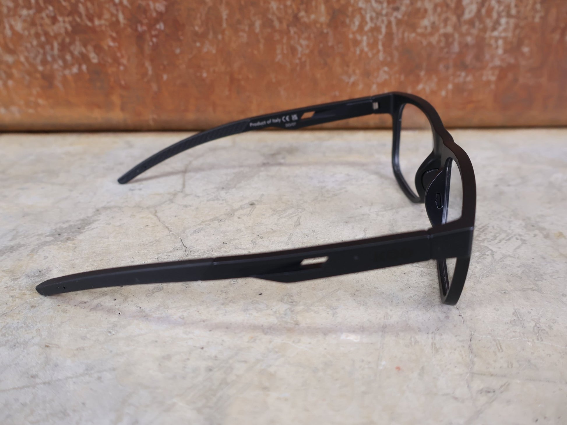 Brillen von Koo, KOO FIJI BRILLE – BLACK MATT / DEMO - GLAS vor USEDBIKES - OB.DE Hintergrund