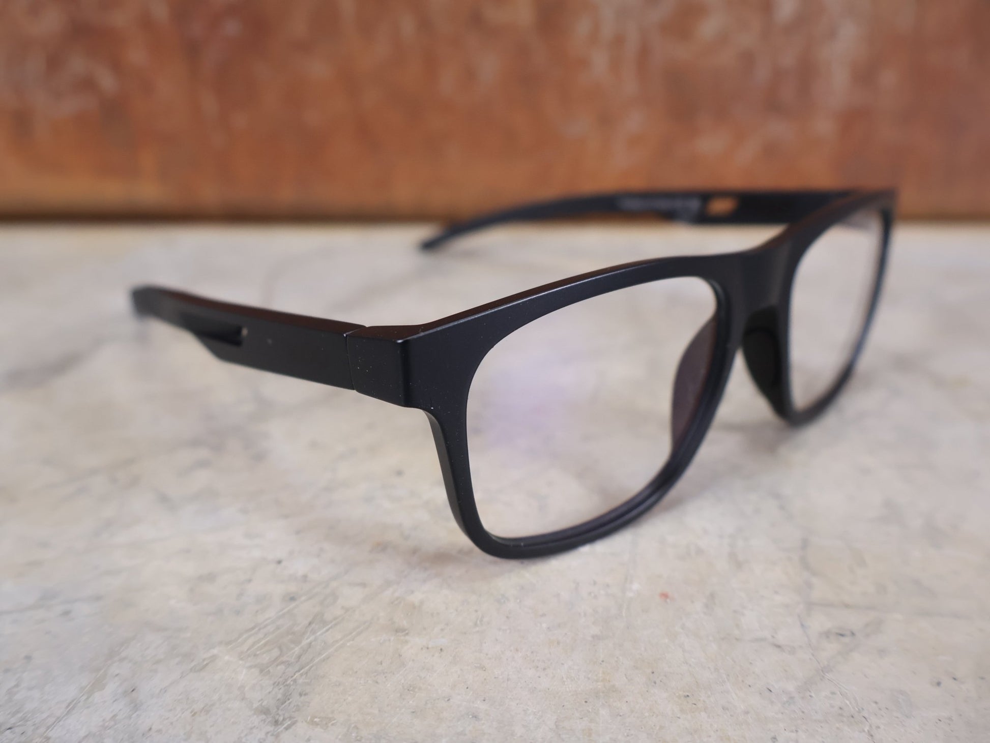 Brillen von Koo, KOO FIJI BRILLE – BLACK MATT / DEMO - GLAS vor USEDBIKES - OB.DE Hintergrund