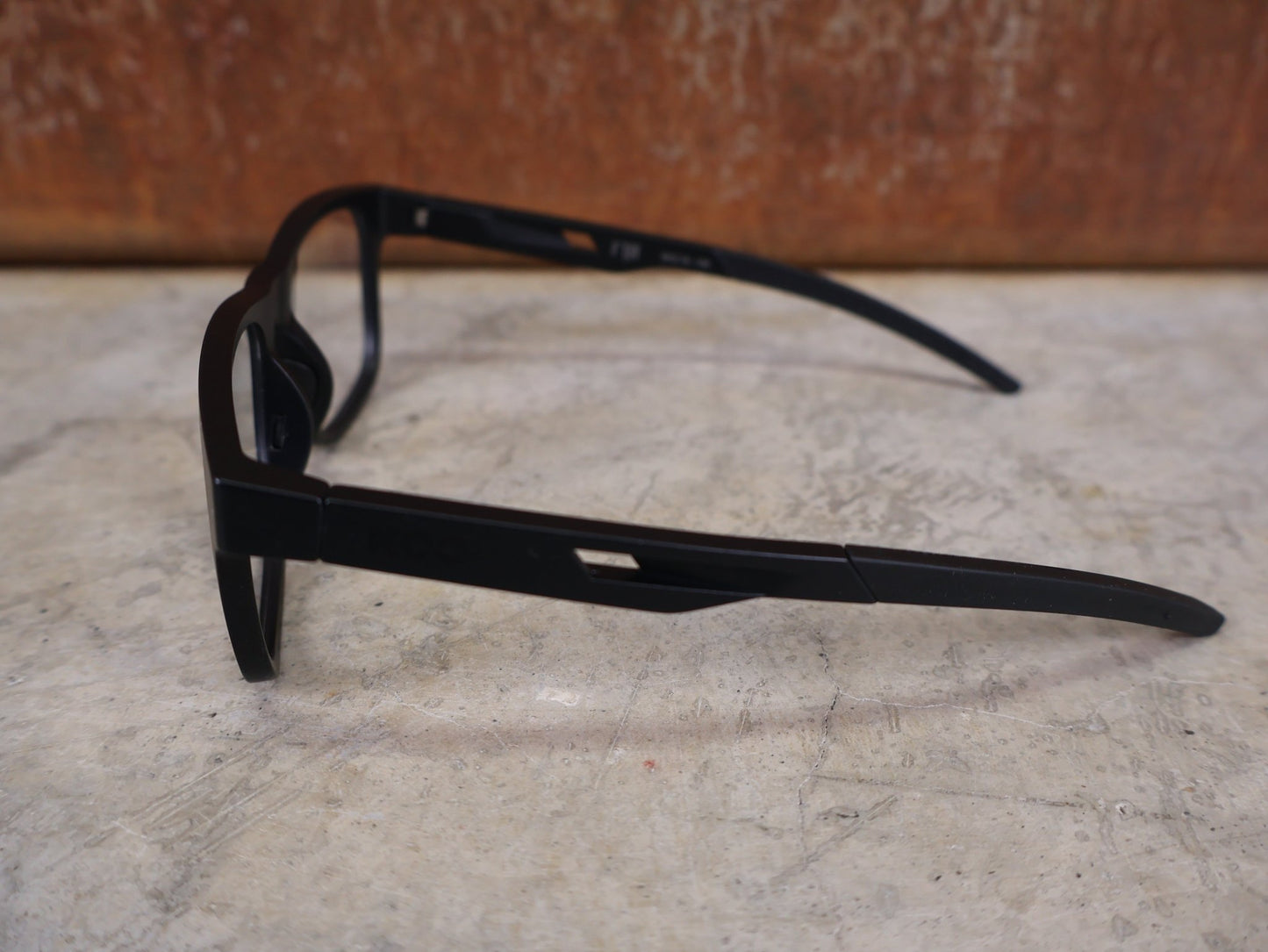 Brillen von Koo, KOO FIJI BRILLE – BLACK MATT / DEMO - GLAS vor USEDBIKES - OB.DE Hintergrund