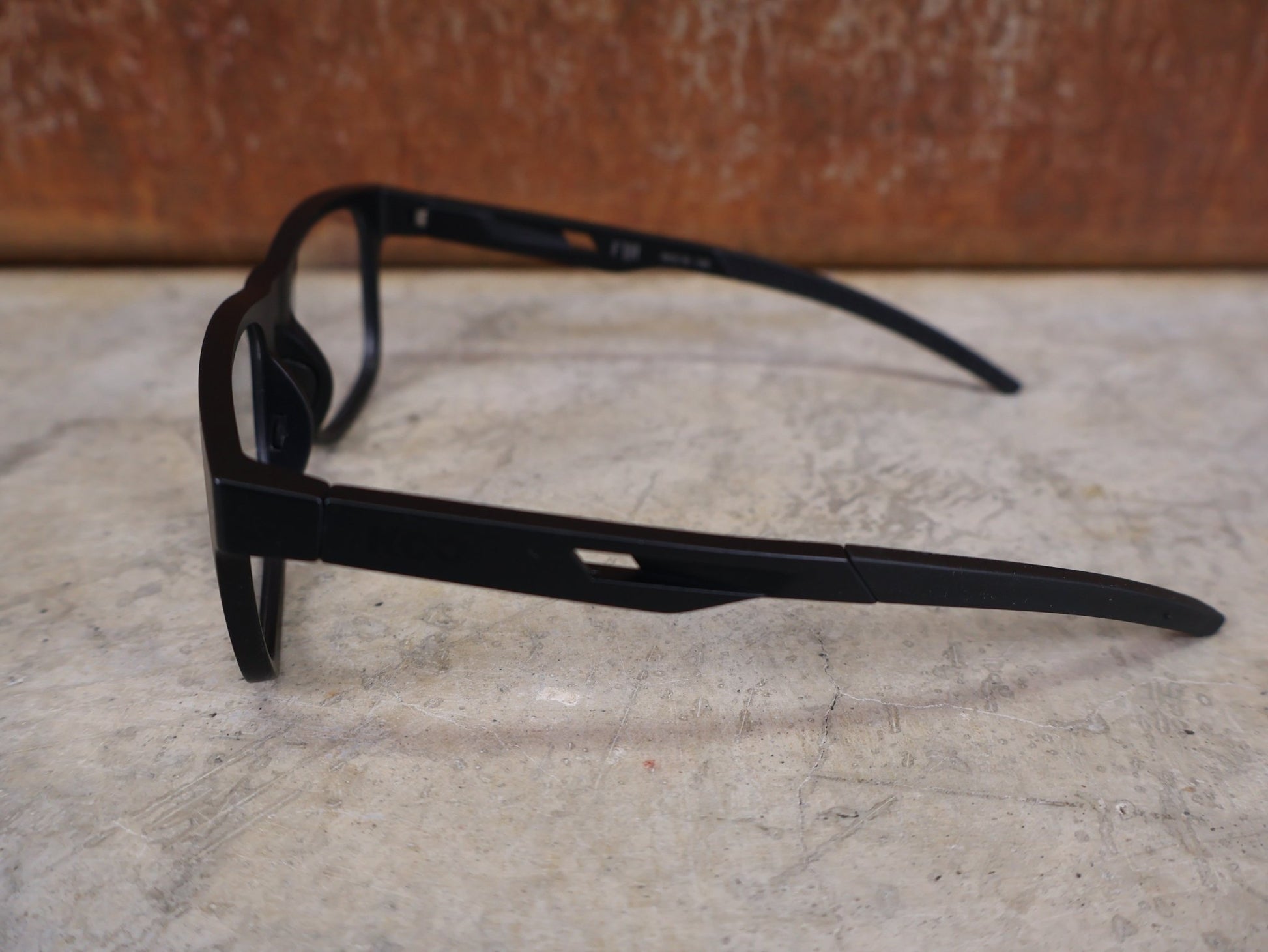 Brillen von Koo, KOO FIJI BRILLE – BLACK MATT / DEMO - GLAS vor USEDBIKES - OB.DE Hintergrund