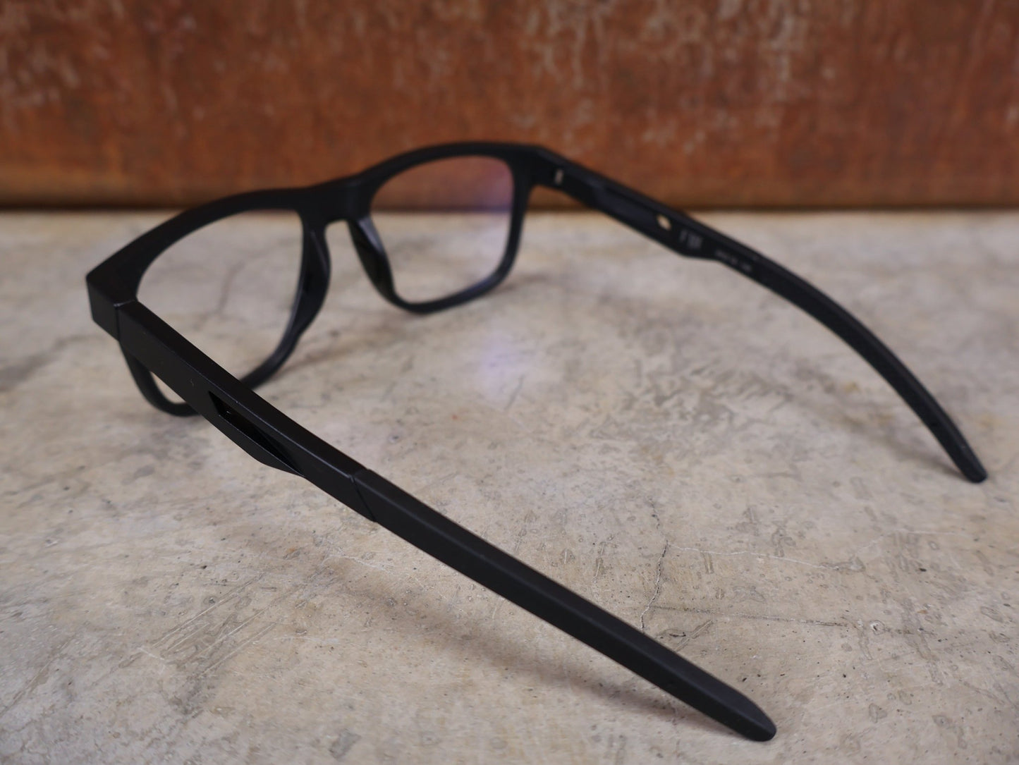 Brillen von Koo, KOO FIJI BRILLE – BLACK MATT / DEMO - GLAS vor USEDBIKES - OB.DE Hintergrund