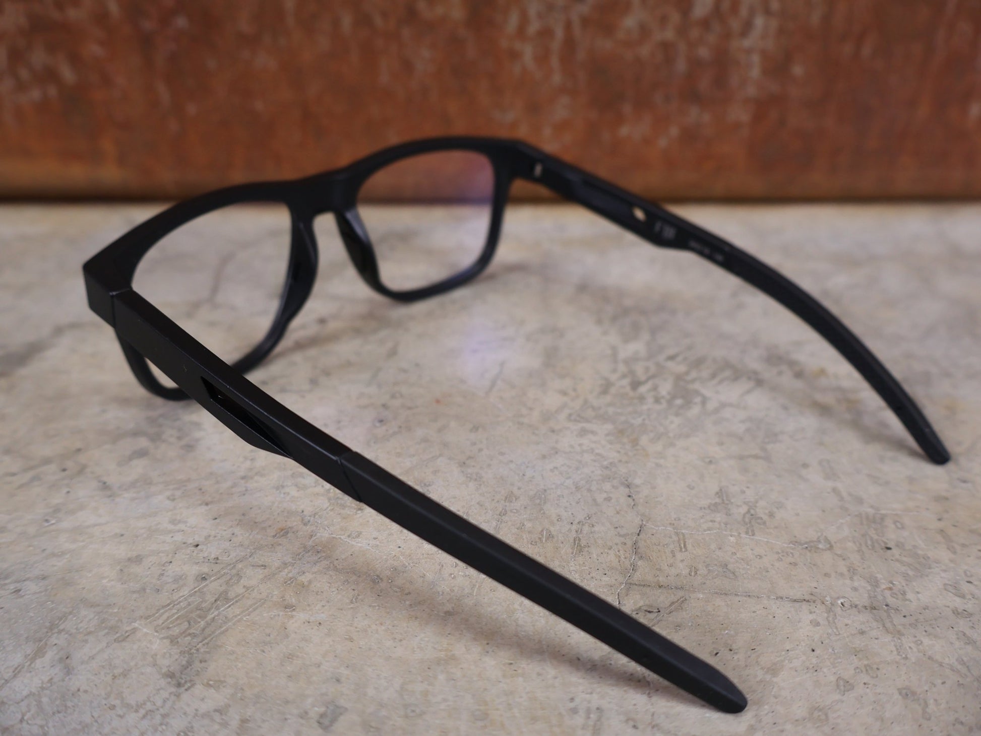 Brillen von Koo, KOO FIJI BRILLE – BLACK MATT / DEMO - GLAS vor USEDBIKES - OB.DE Hintergrund