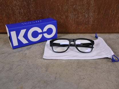 Brillen von Koo, KOO FIJI BRILLE – BLACK MATT / DEMO - GLAS vor USEDBIKES - OB.DE Hintergrund