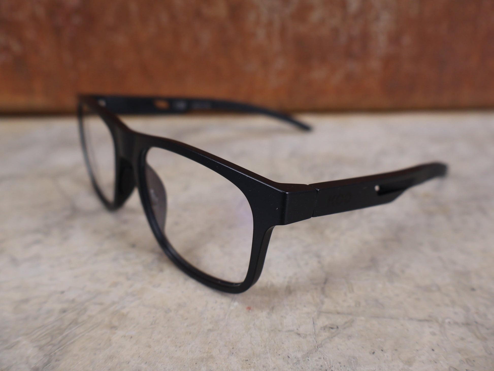 Brillen von Koo, KOO FIJI BRILLE – BLACK MATT / DEMO - GLAS vor USEDBIKES - OB.DE Hintergrund